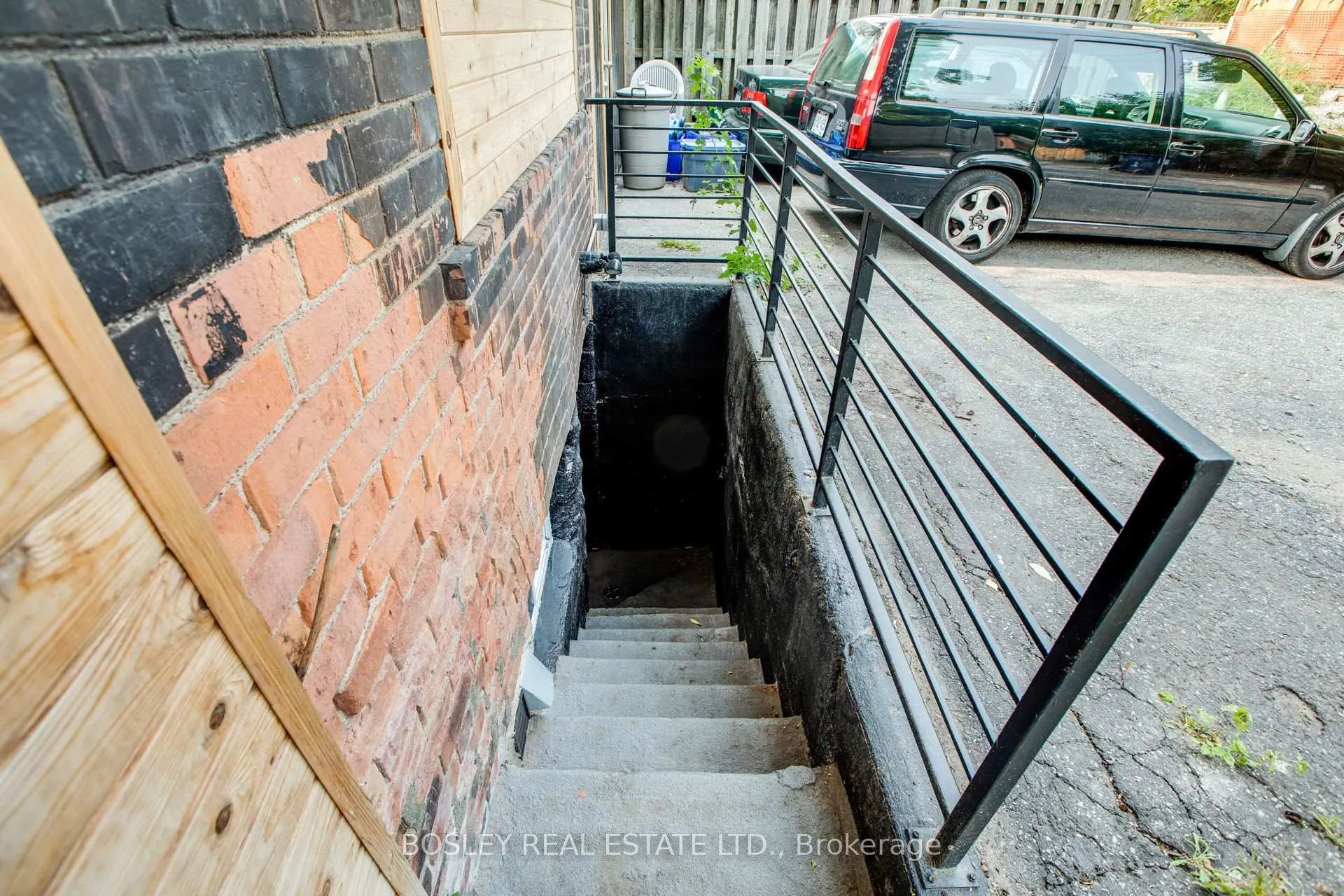Photo 28 of 1918 Gerrard Street E, Toronto, Woodbine Corridor — HOMEH