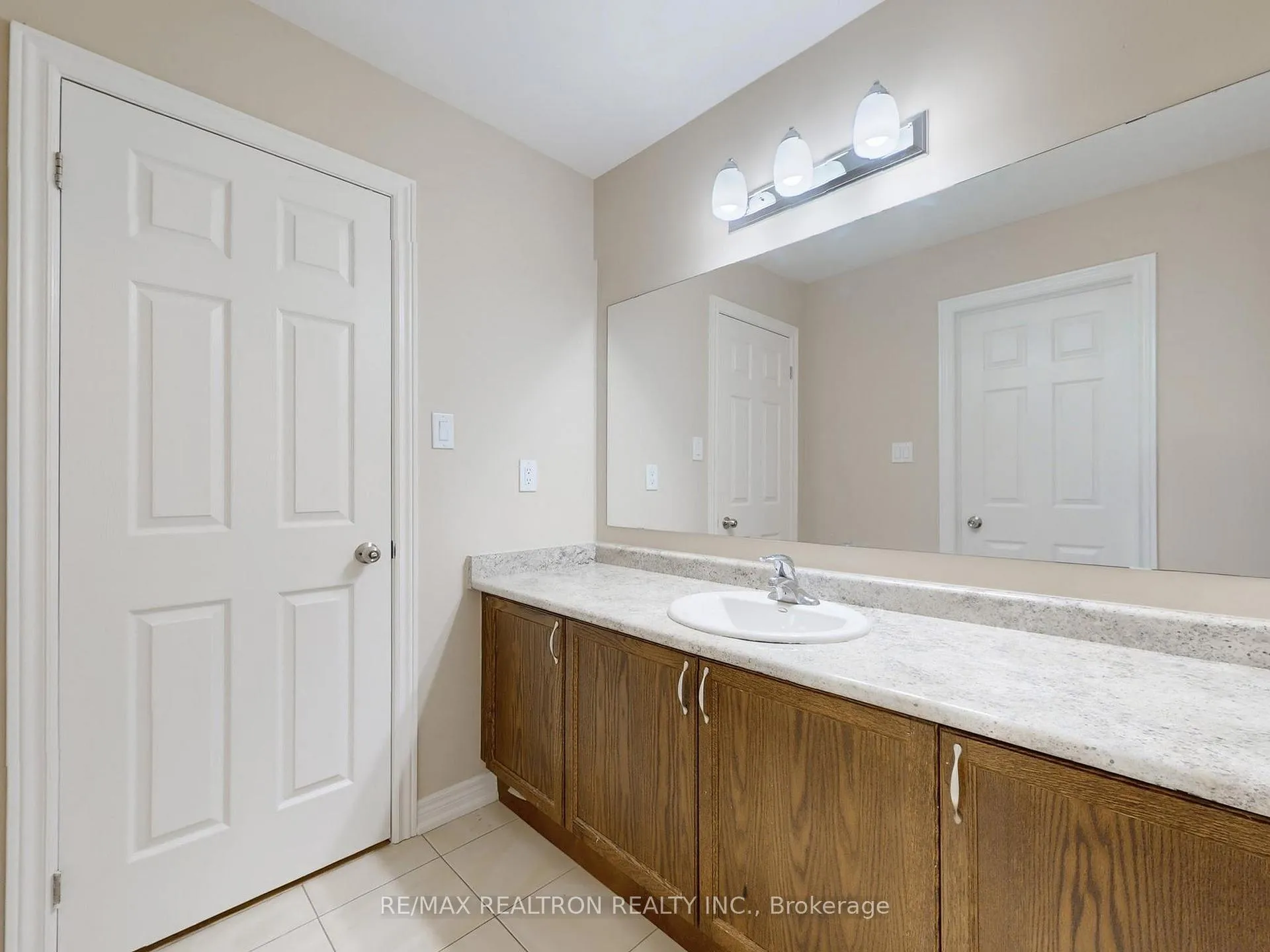 Photo 31 of 1801 Douglas Langtree Drive, Oshawa, Taunton — HOMEH
