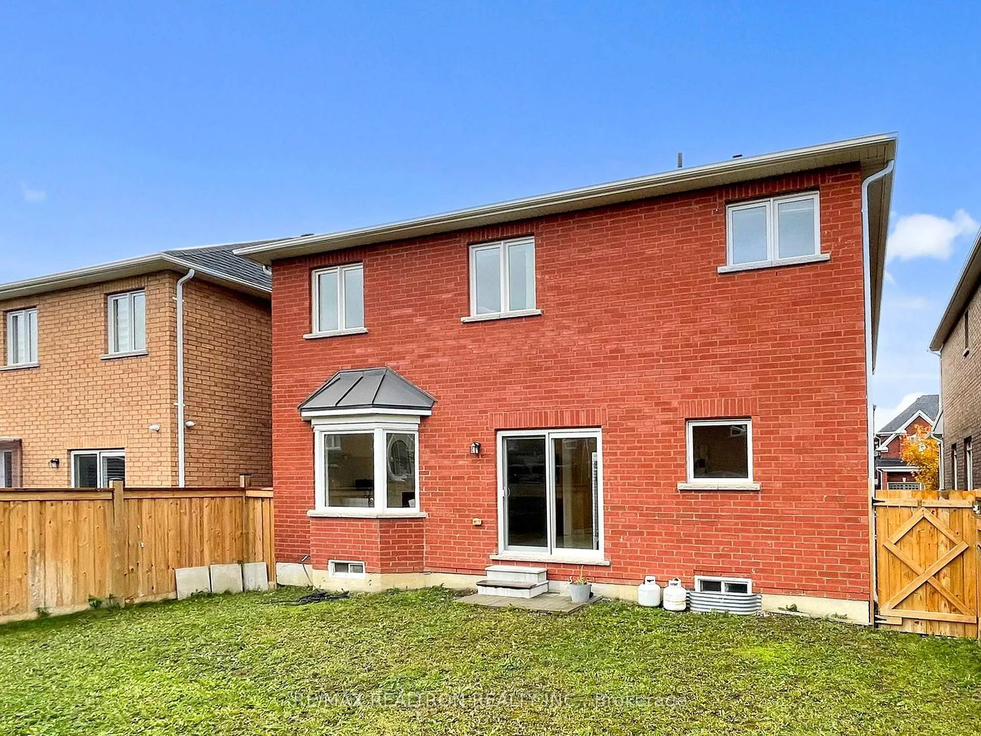 Photo 33 of 1801 Douglas Langtree Drive, Oshawa, Taunton — HOMEH