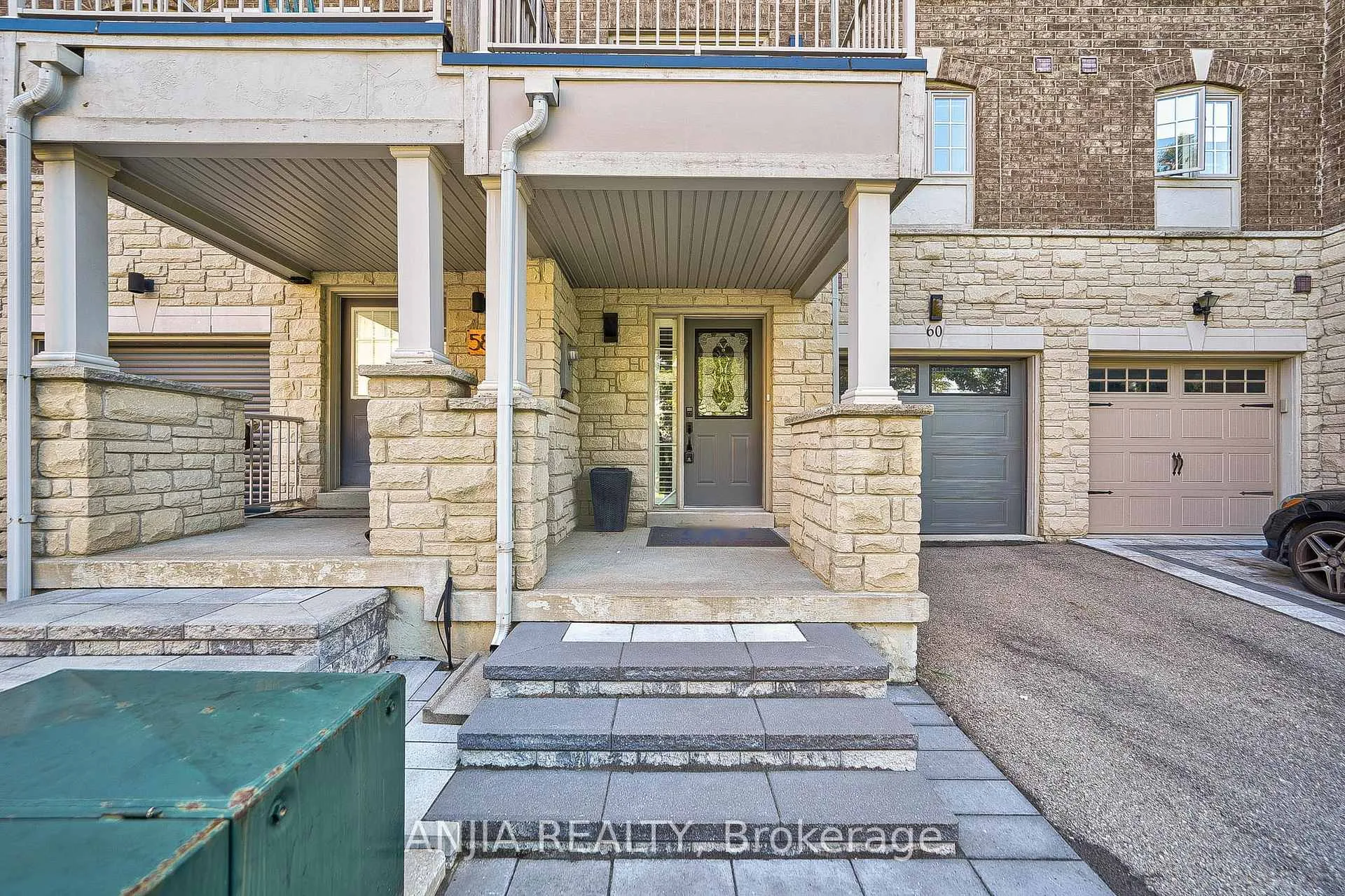 Photo 2 of 60 Thoroughbred Way, Markham, Berczy — HOMEH