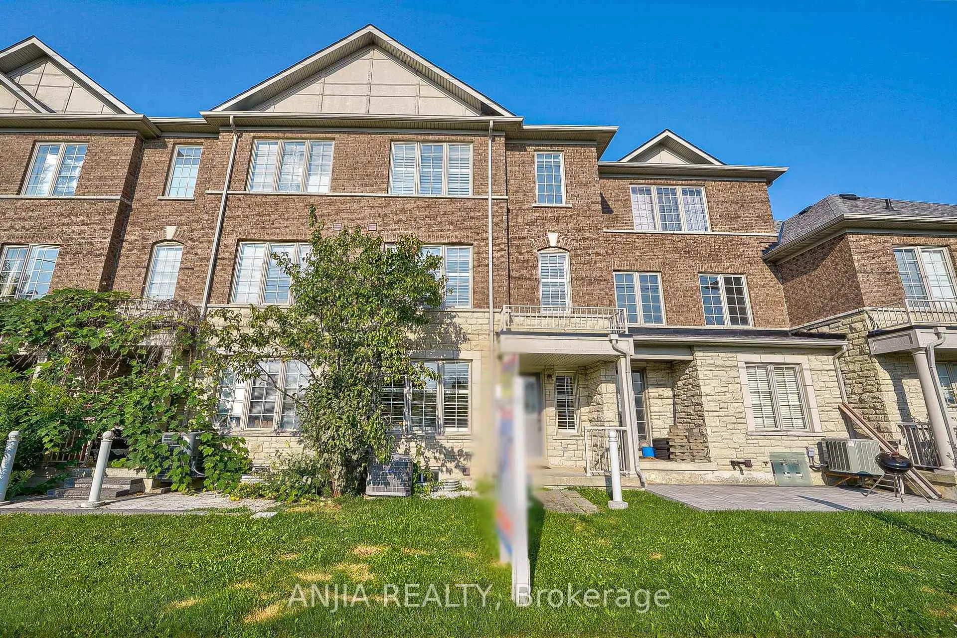 Photo 4 of 60 Thoroughbred Way, Markham, Berczy — HOMEH
