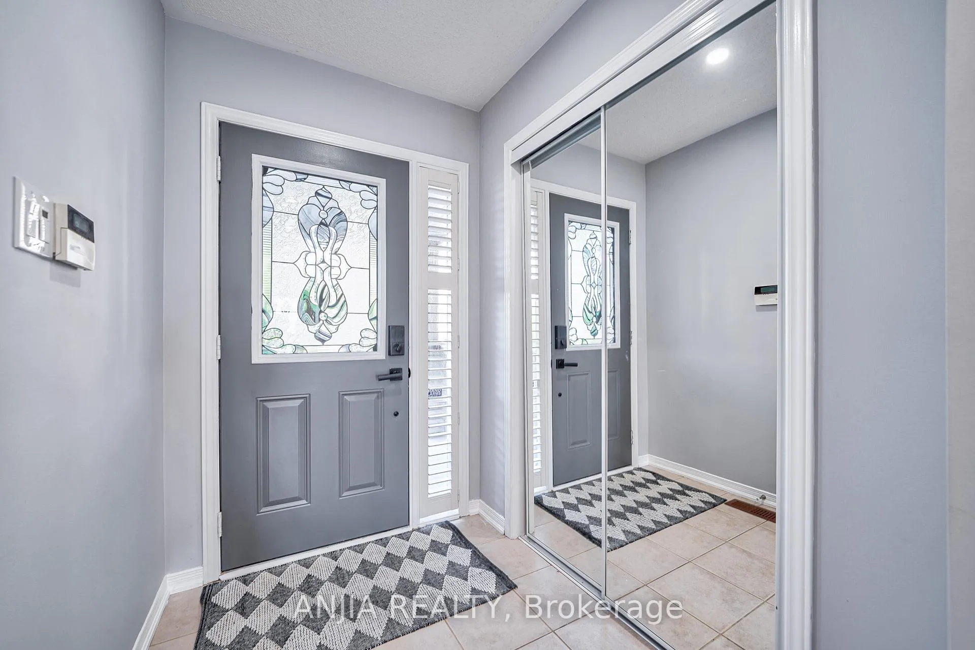 Photo 5 of 60 Thoroughbred Way, Markham, Berczy — HOMEH