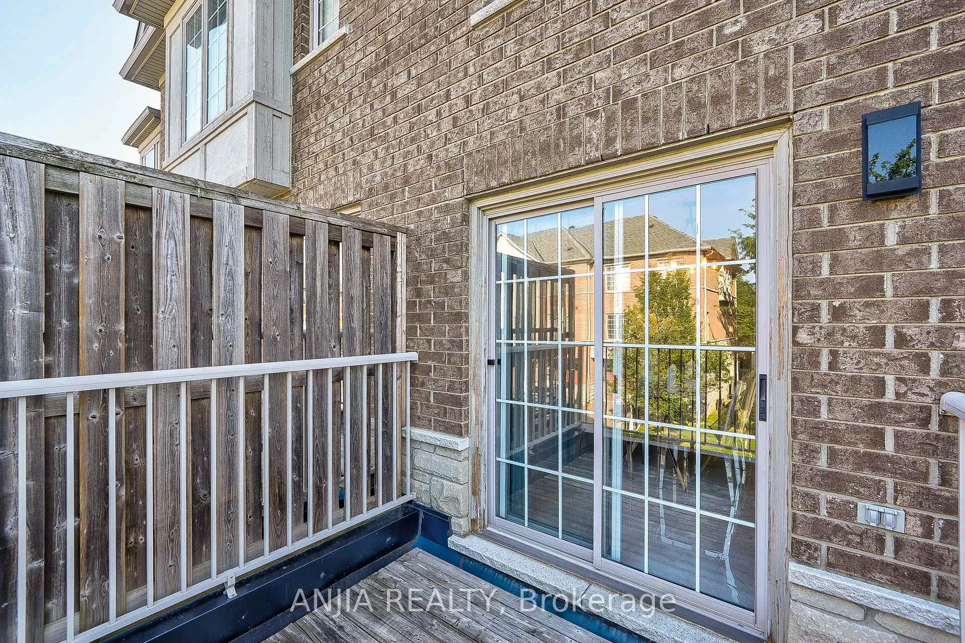 Photo 23 of 60 Thoroughbred Way, Markham, Berczy — HOMEH