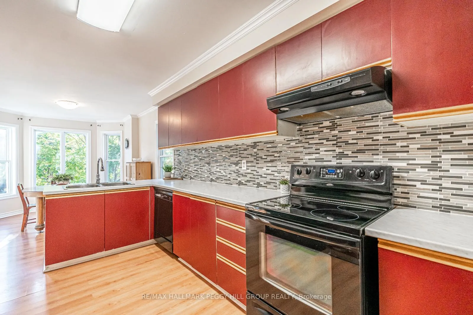Photo 3 of 12 Moore Place, Barrie, Letitia Heights — HOMEH