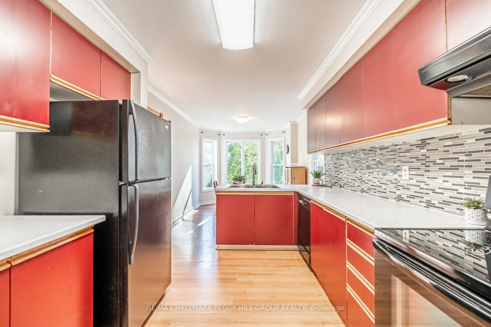 Photo 4 of 12 Moore Place, Barrie, Letitia Heights — HOMEH