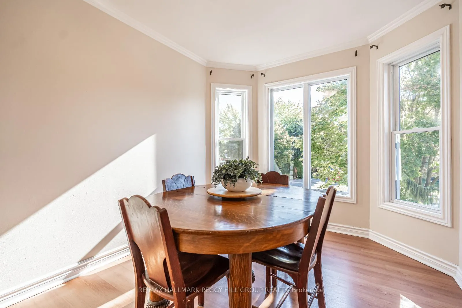 Photo 7 of 12 Moore Place, Barrie, Letitia Heights — HOMEH