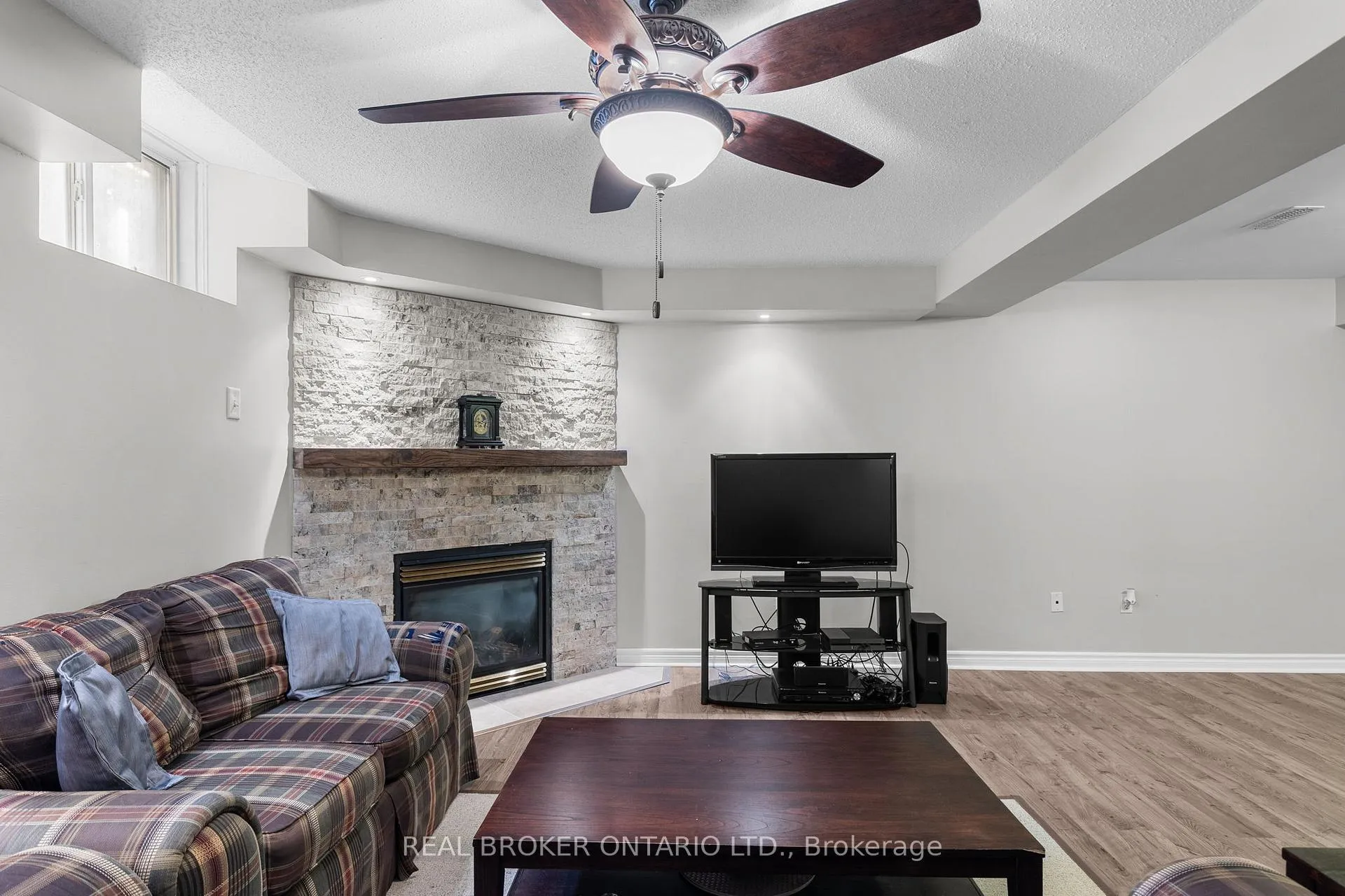 Photo 24 of 55 Stephanie Lane, Barrie, Painswick South — HOMEH