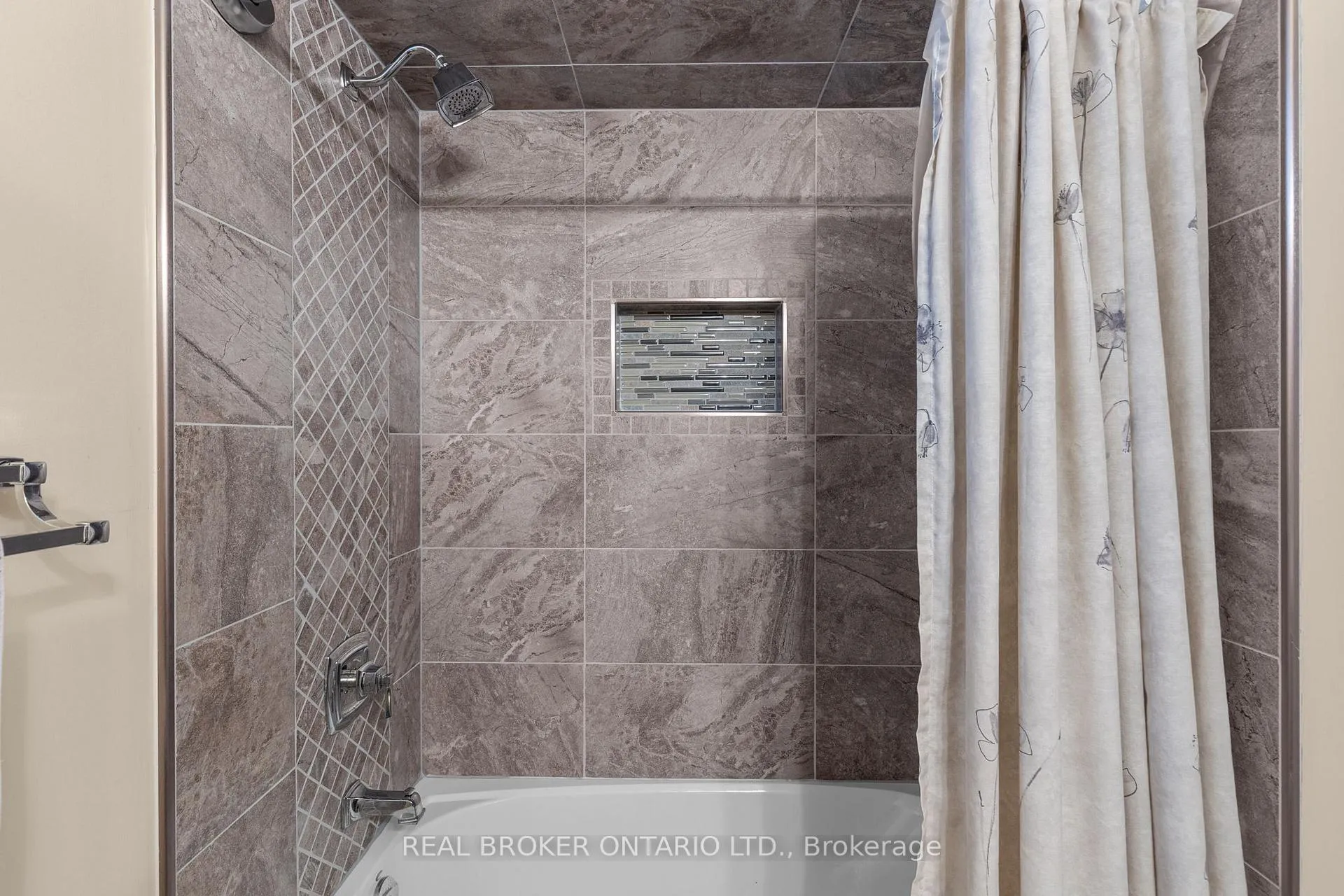 Photo 29 of 55 Stephanie Lane, Barrie, Painswick South — HOMEH