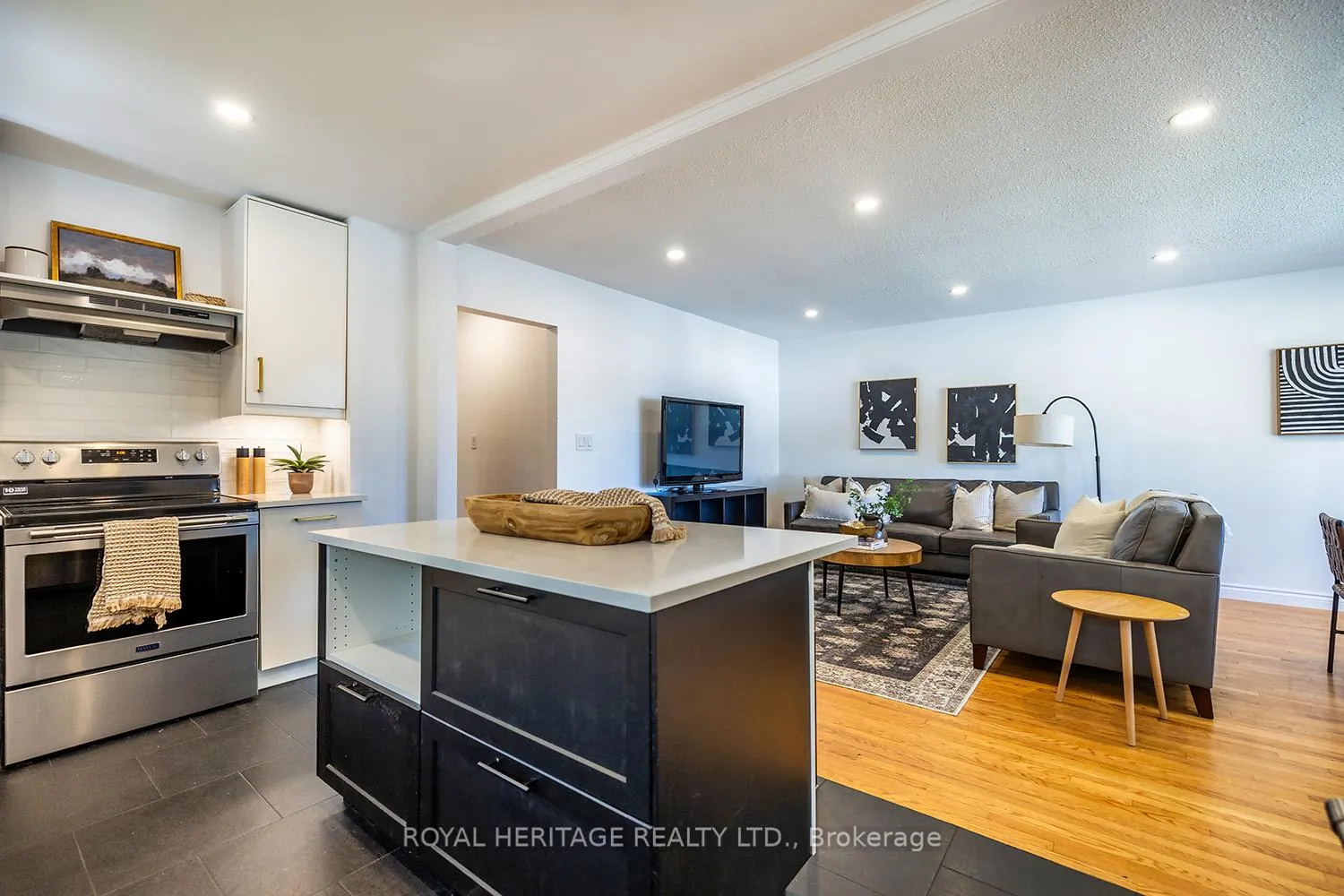 Photo 4 of 601 Willow Crescent, Cobourg — HOMEH