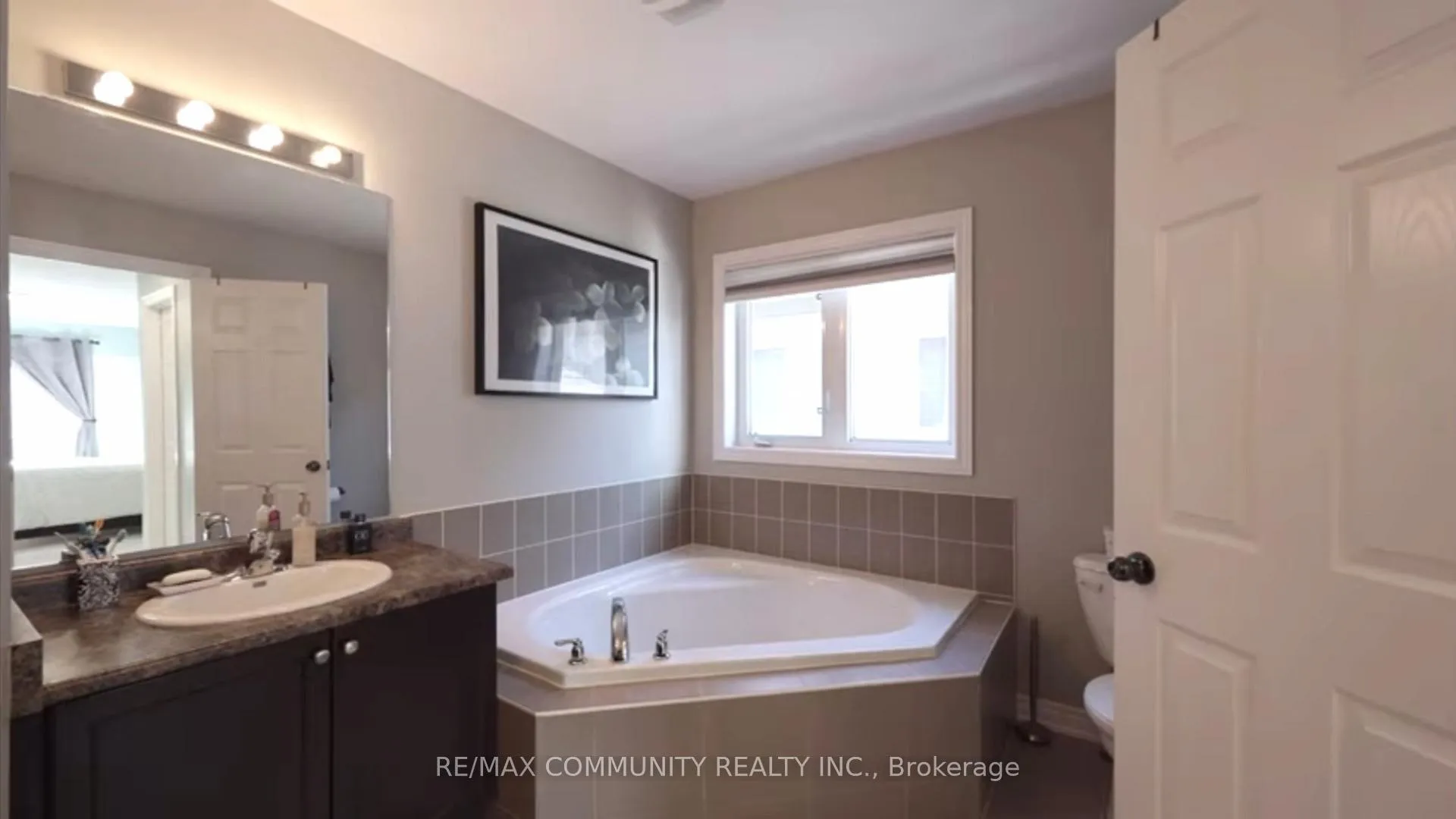 Photo 18 of 63 Buxton Lane, Clarington, Bowmanville — HOMEH