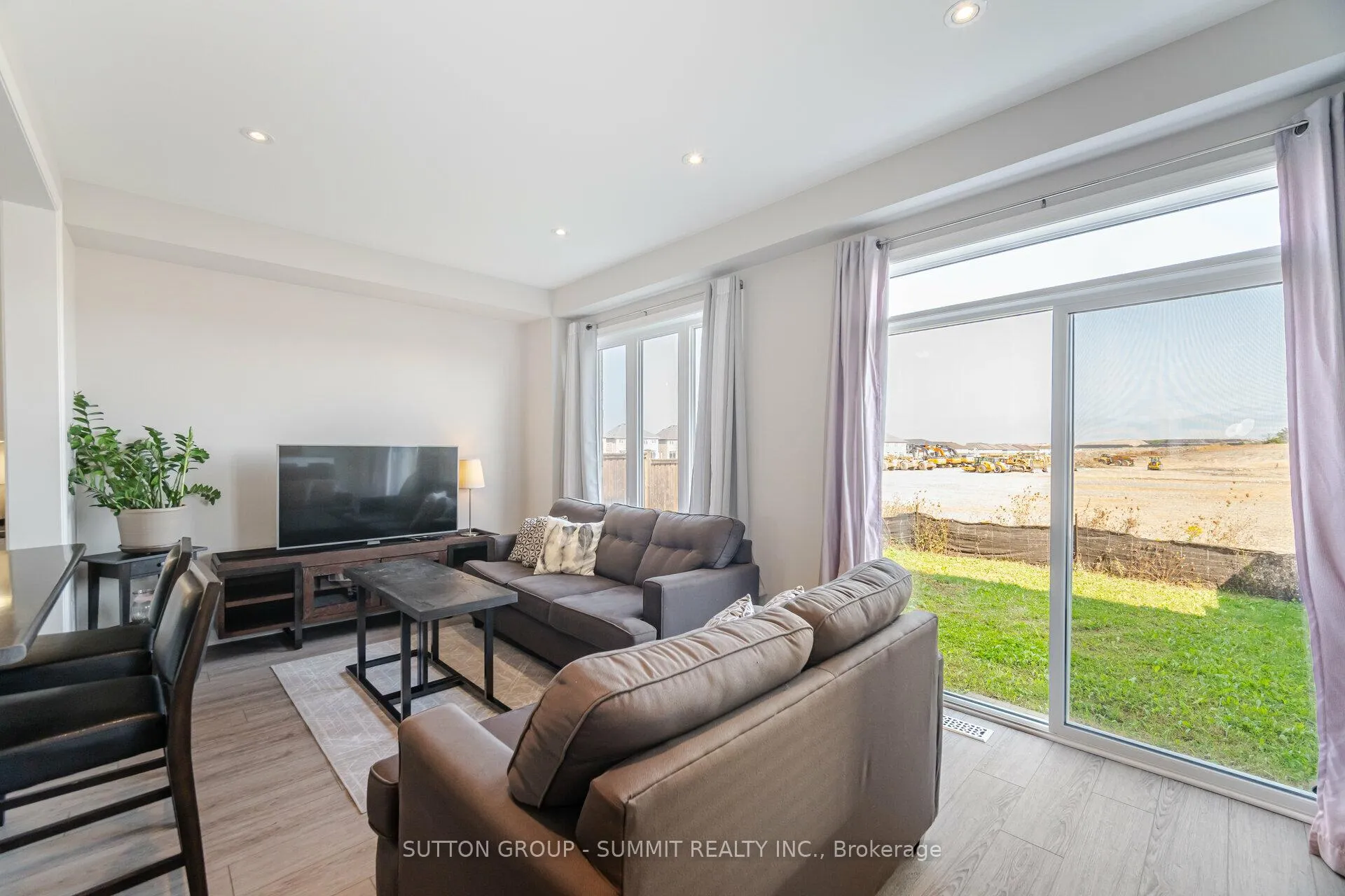 Photo 11 of 39 Bayonne Drive, Hamilton, Stoney Creek Mountain — HOMEH