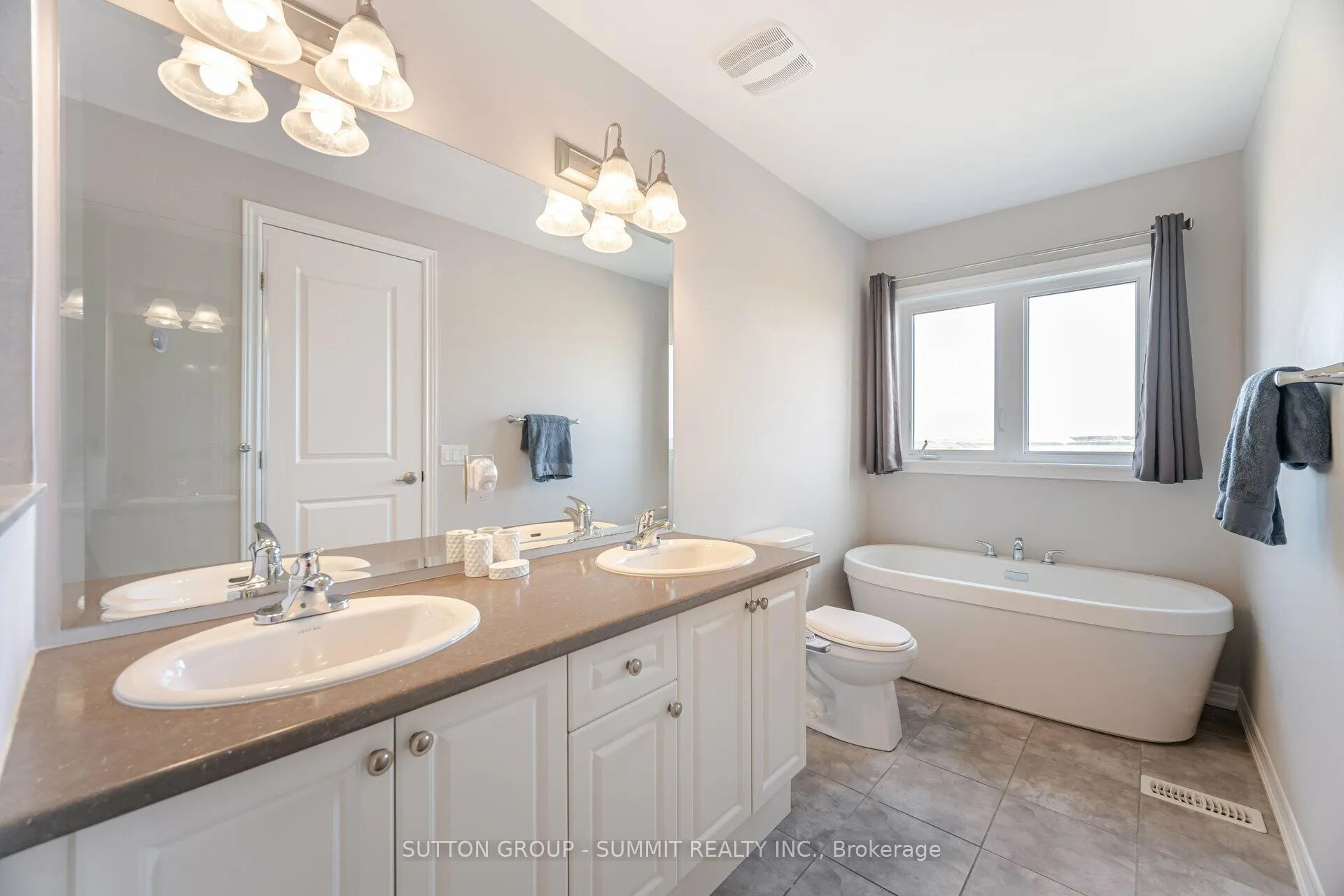 Photo 20 of 39 Bayonne Drive, Hamilton, Stoney Creek Mountain — HOMEH