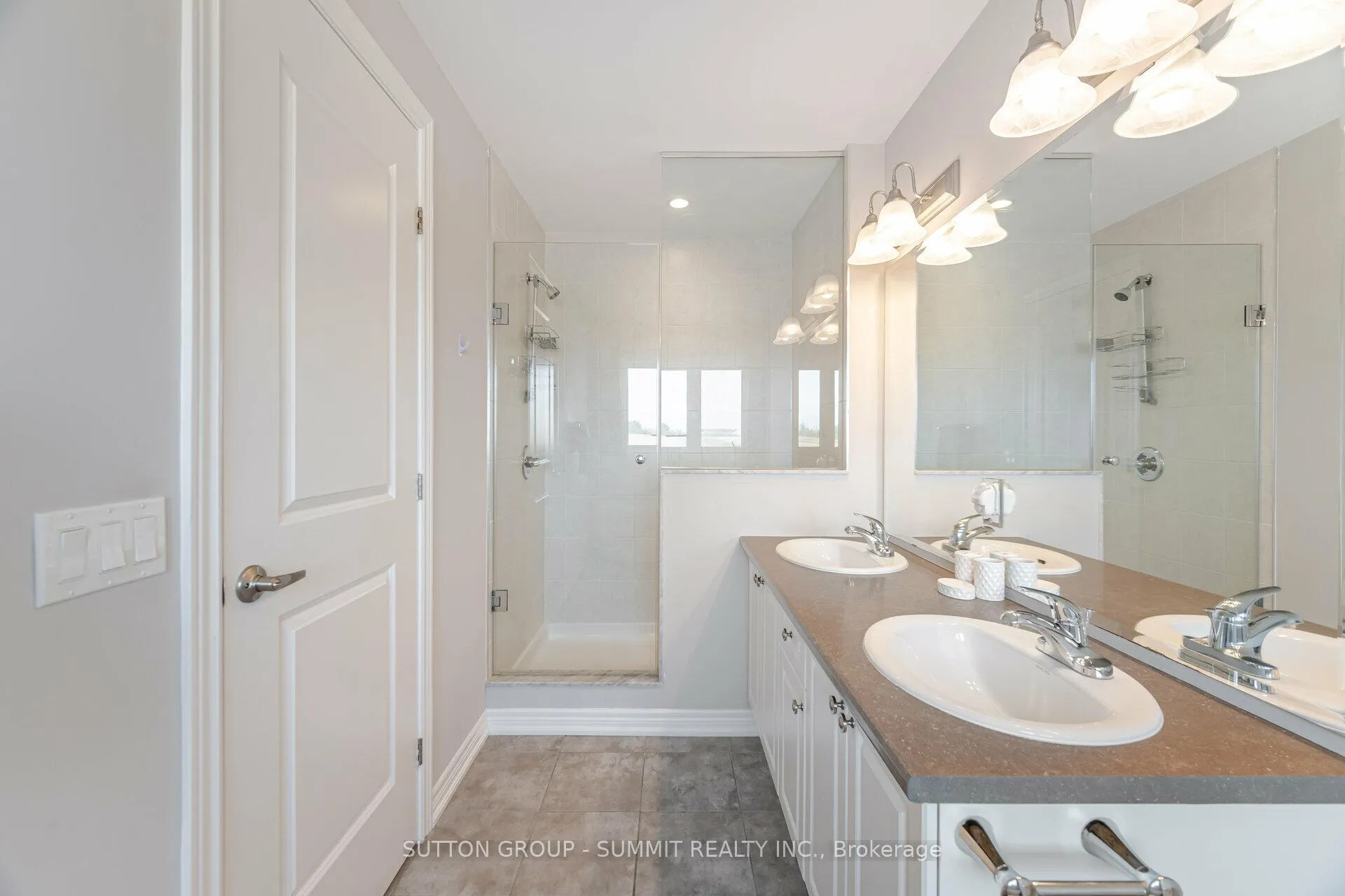 Photo 21 of 39 Bayonne Drive, Hamilton, Stoney Creek Mountain — HOMEH