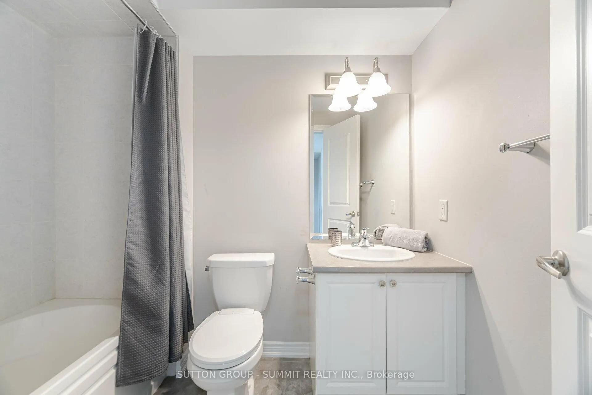 Photo 26 of 39 Bayonne Drive, Hamilton, Stoney Creek Mountain — HOMEH