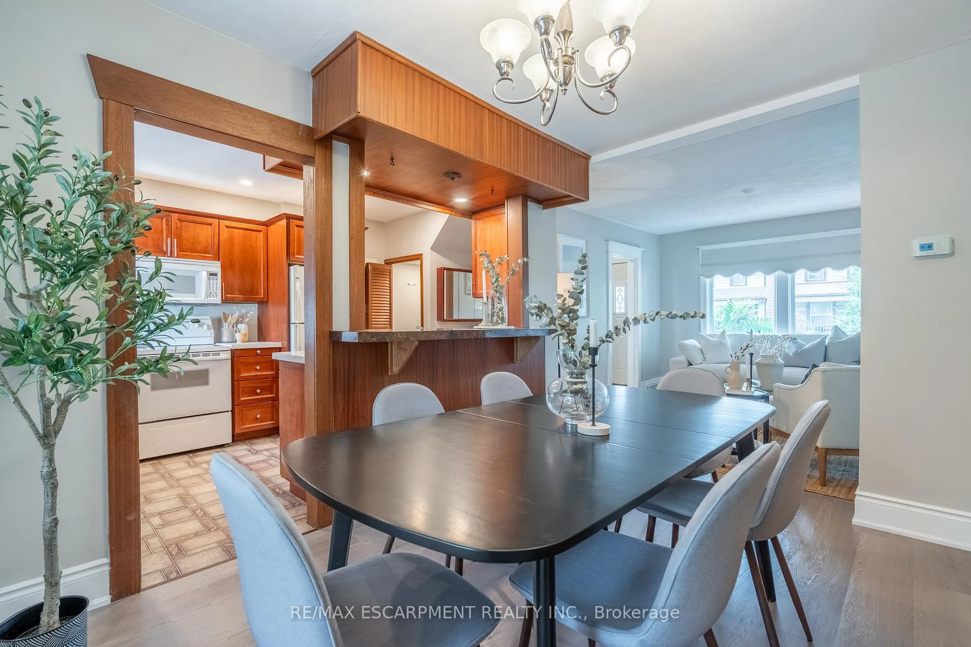 Photo 10 of 242 Glendale Avenue N, Hamilton, Crown Point — HOMEH