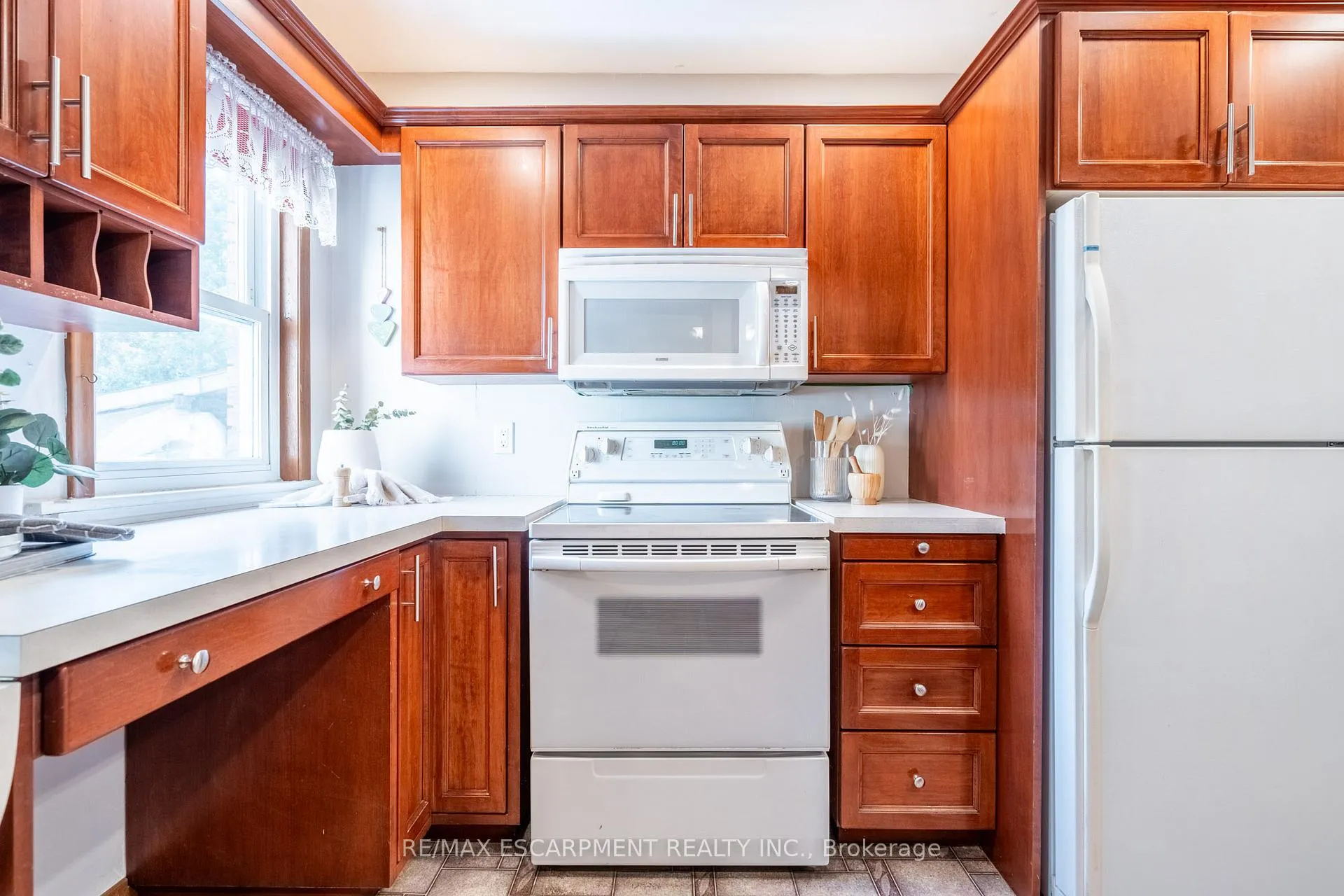 Photo 11 of 242 Glendale Avenue N, Hamilton, Crown Point — HOMEH
