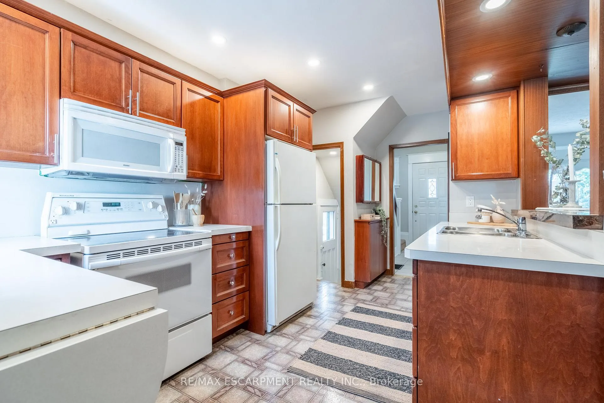 Photo 12 of 242 Glendale Avenue N, Hamilton, Crown Point — HOMEH