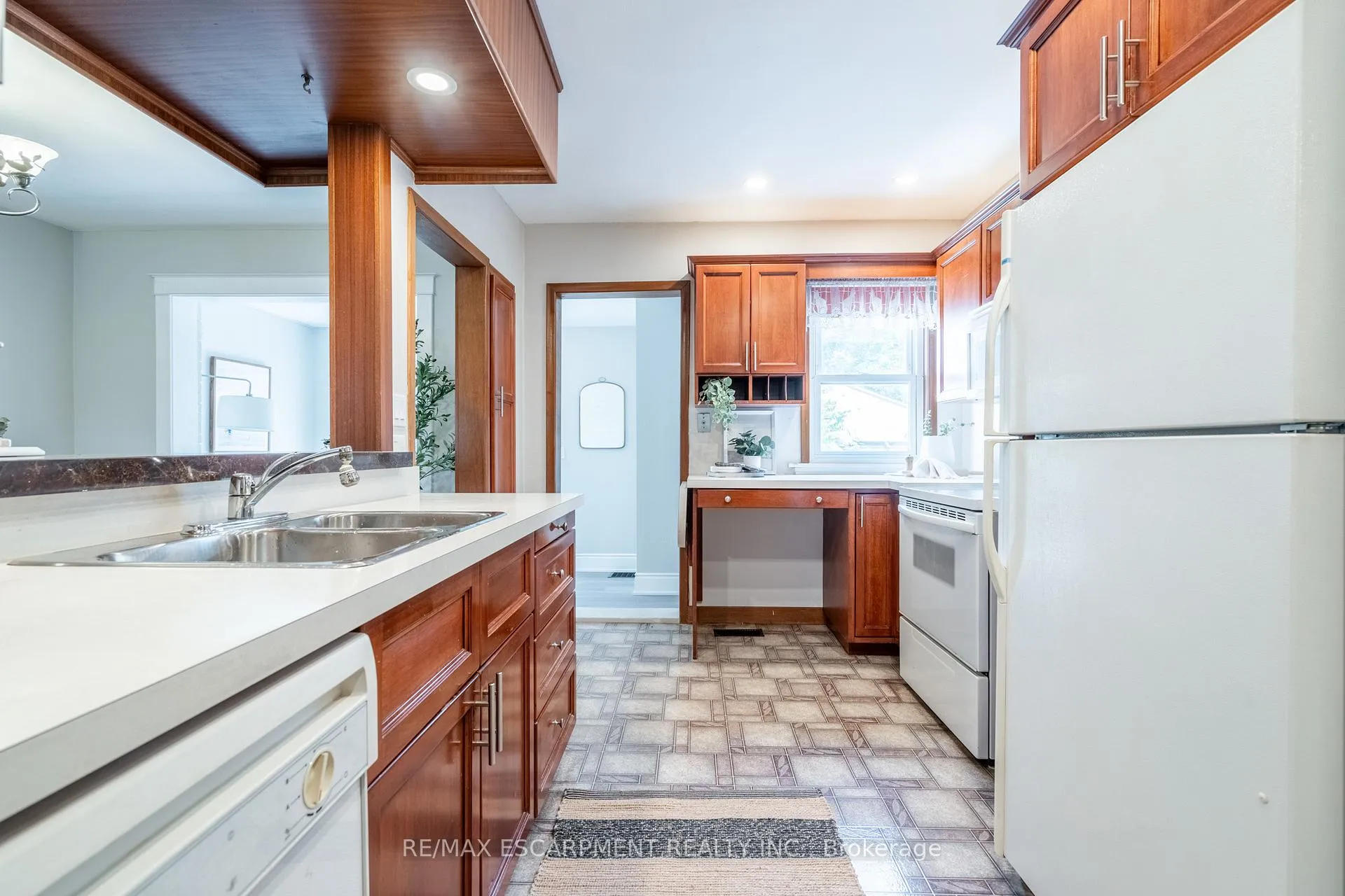 Photo 13 of 242 Glendale Avenue N, Hamilton, Crown Point — HOMEH