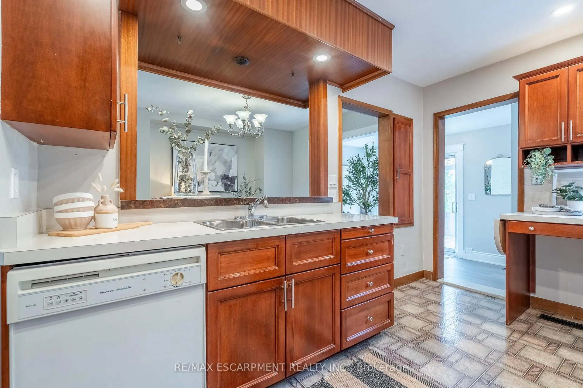 Photo 14 of 242 Glendale Avenue N, Hamilton, Crown Point — HOMEH