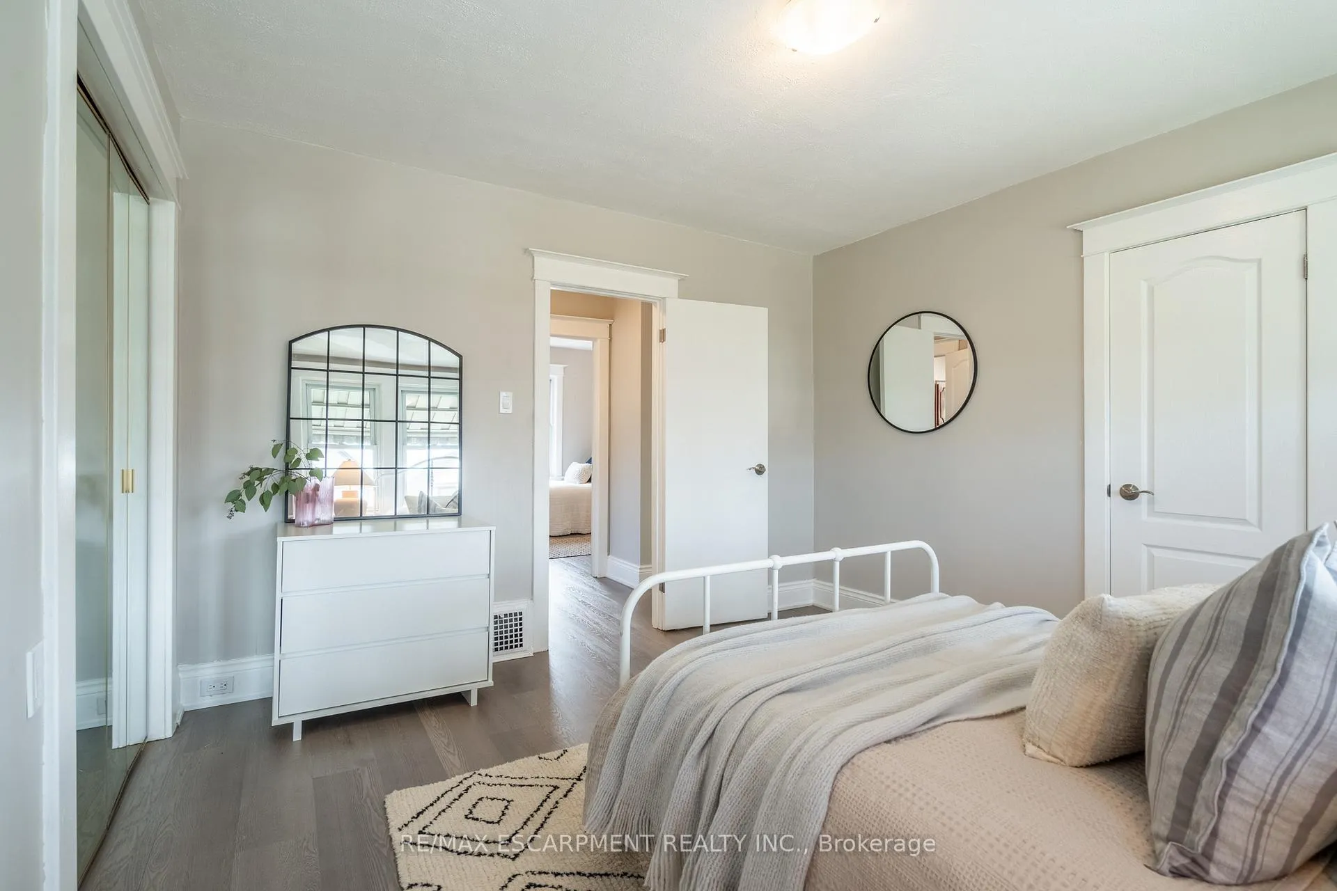 Photo 20 of 242 Glendale Avenue N, Hamilton, Crown Point — HOMEH