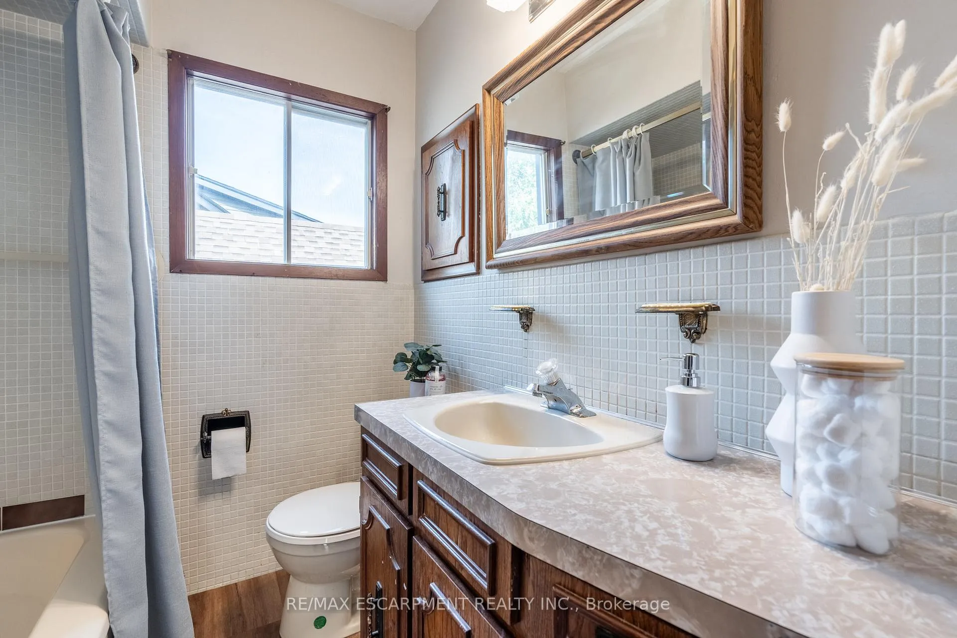 Photo 27 of 242 Glendale Avenue N, Hamilton, Crown Point — HOMEH