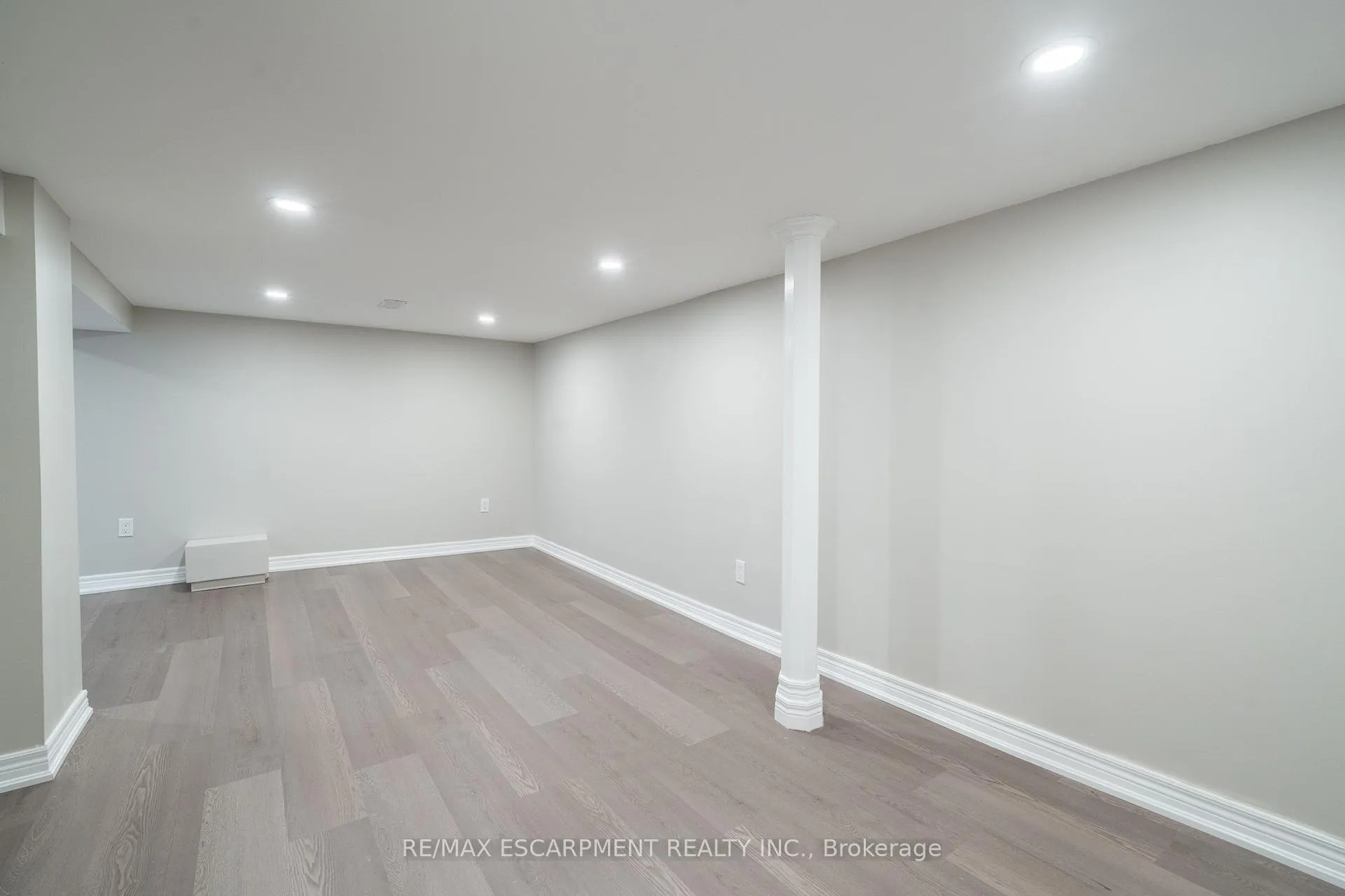 Photo 32 of 242 Glendale Avenue N, Hamilton, Crown Point — HOMEH