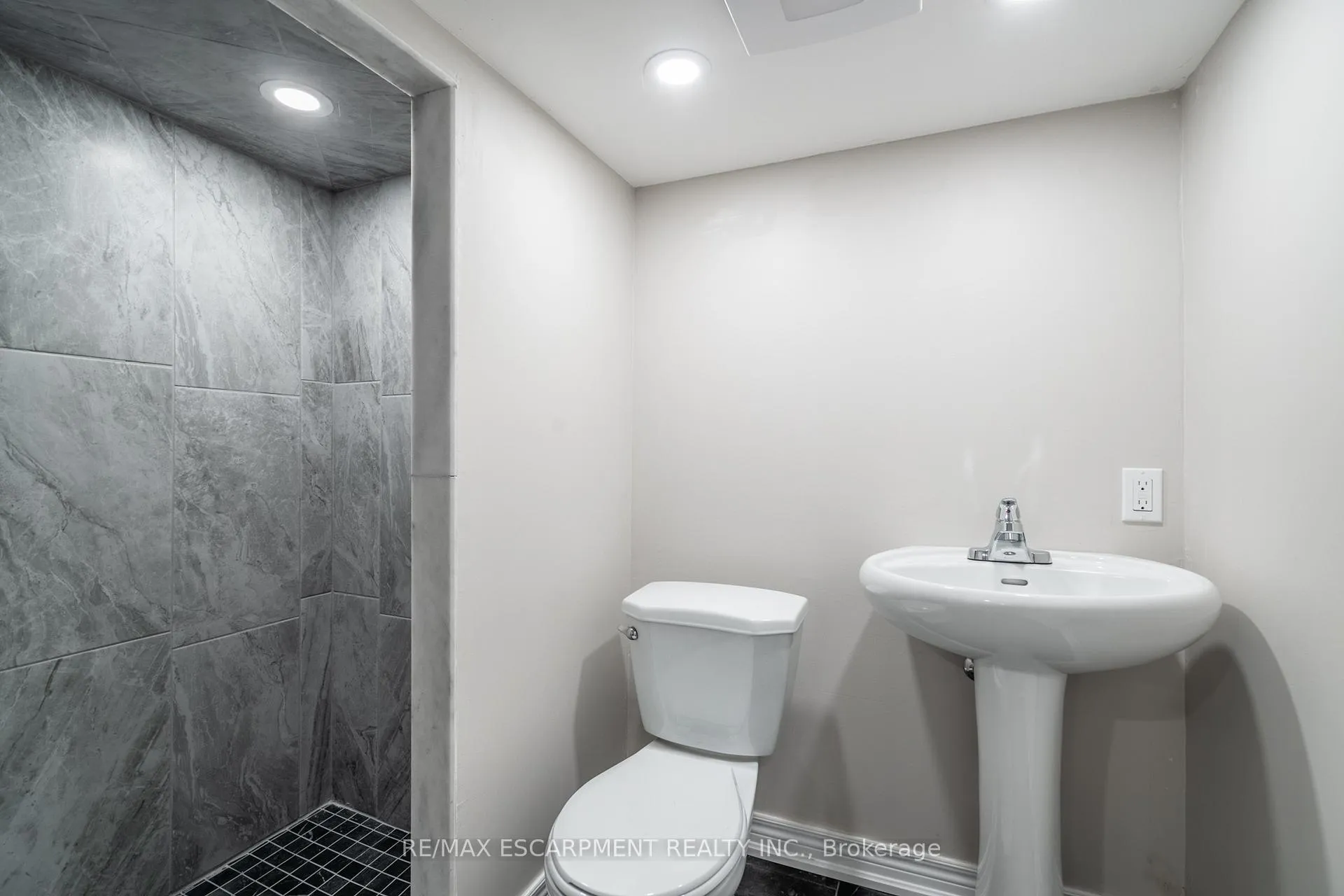 Photo 33 of 242 Glendale Avenue N, Hamilton, Crown Point — HOMEH