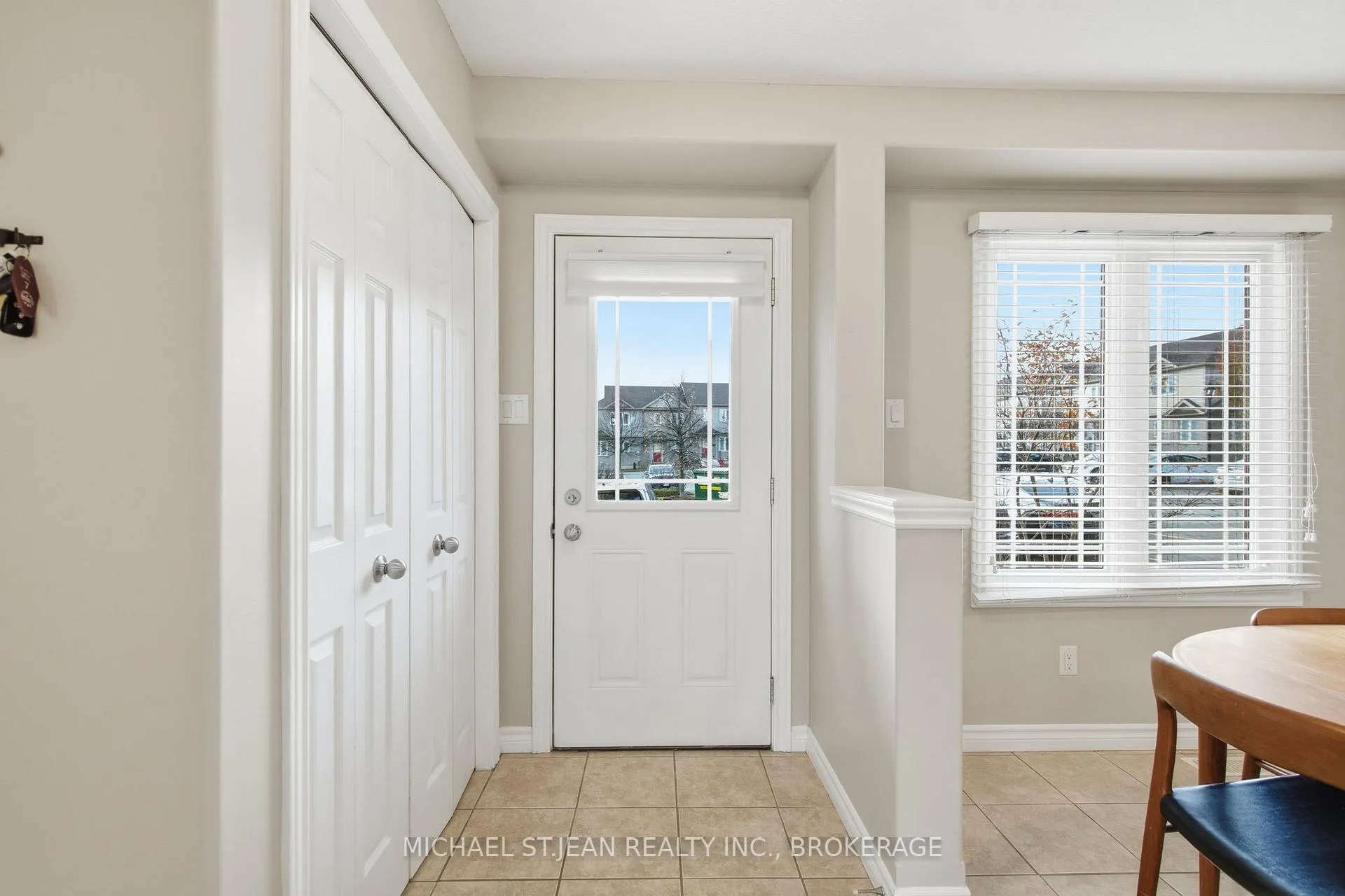 Photo 4 of Unit 37, 10 Foxglove Crescent, Kitchener — HOMEH