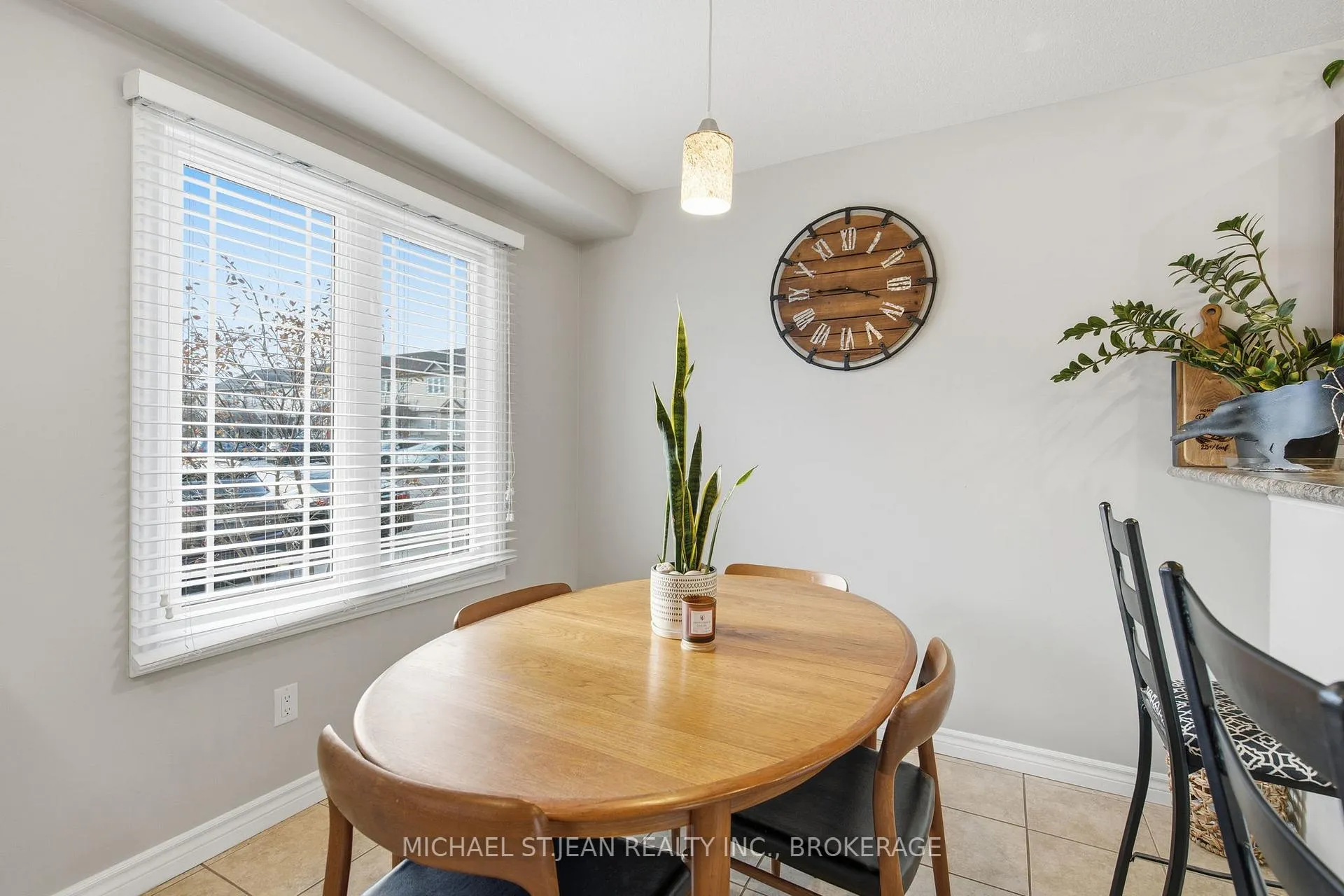Photo 6 of Unit 37, 10 Foxglove Crescent, Kitchener — HOMEH