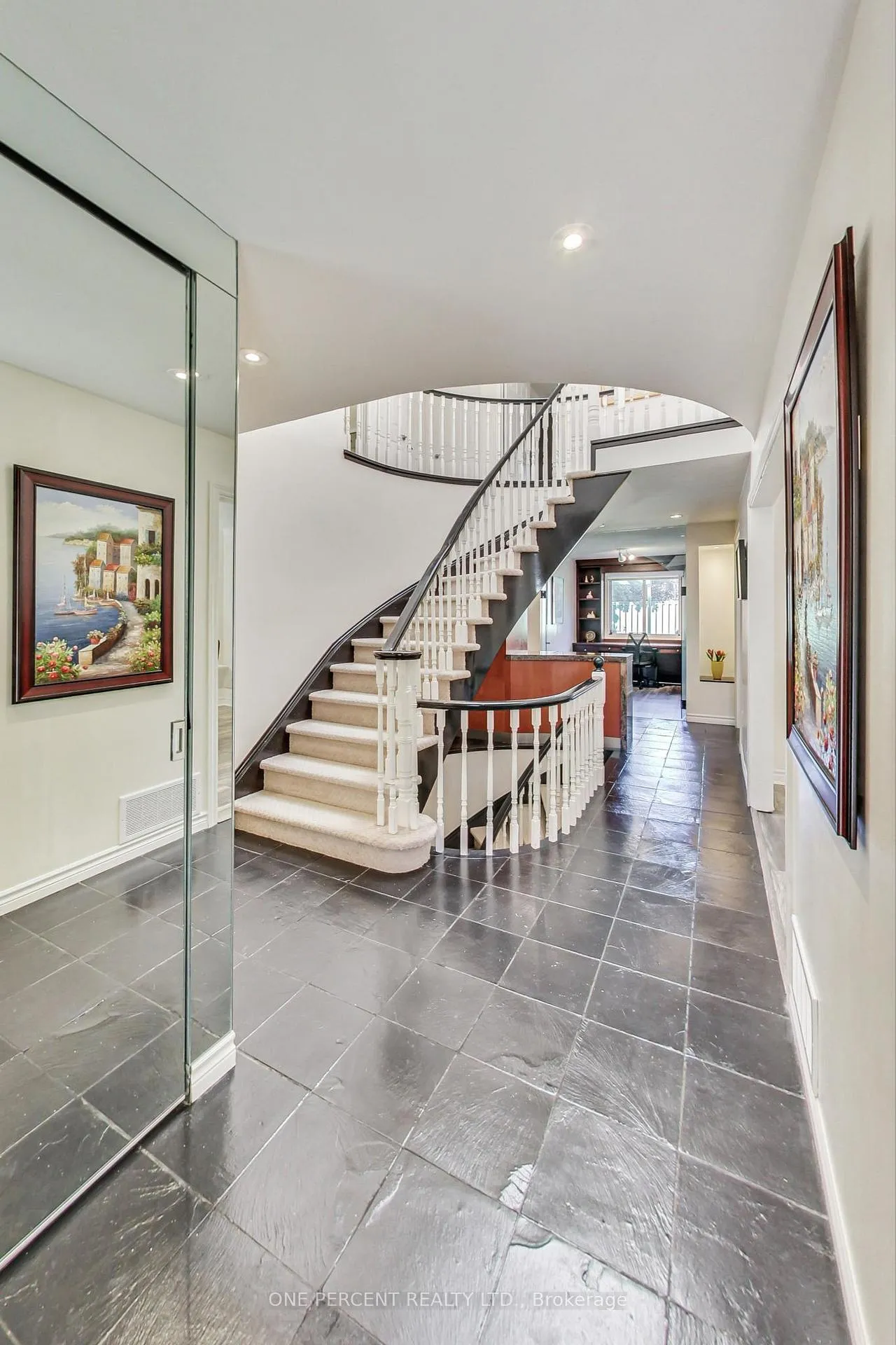 Photo 3 of 40 Mullen Drive, Vaughan, Brownridge — HOMEH