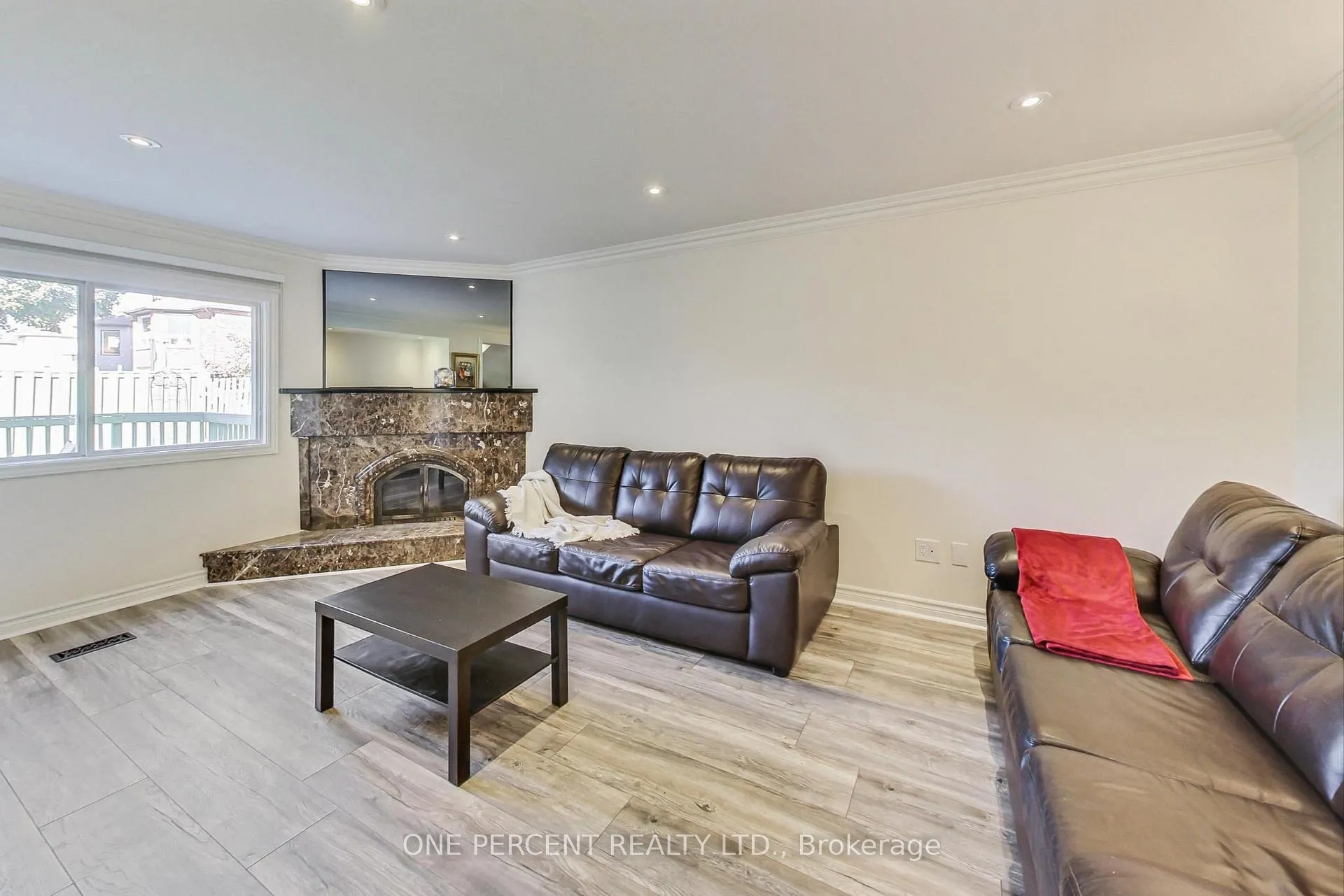 Photo 4 of 40 Mullen Drive, Vaughan, Brownridge — HOMEH