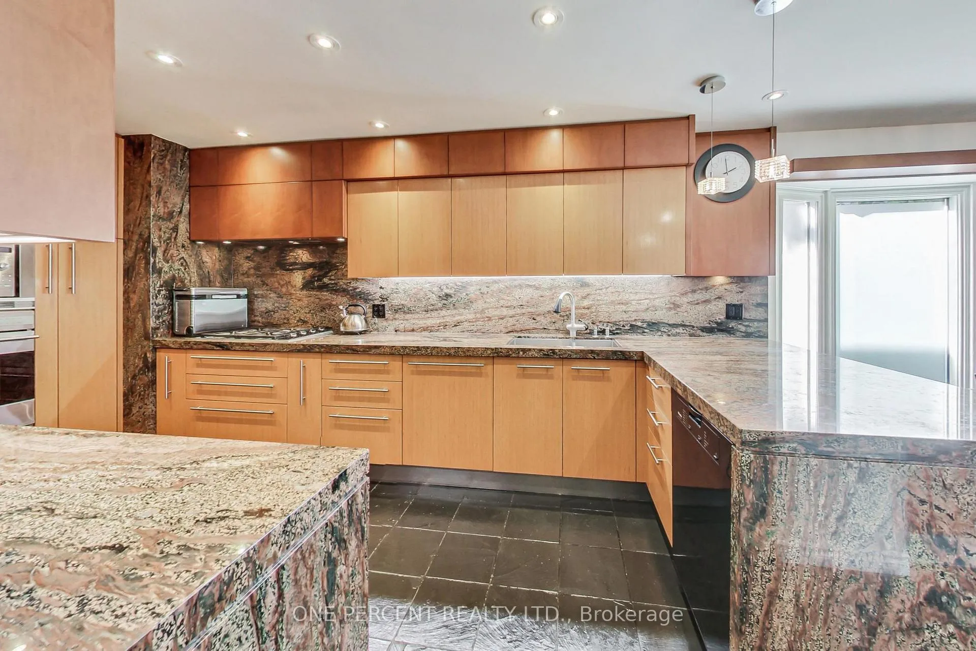 Photo 8 of 40 Mullen Drive, Vaughan, Brownridge — HOMEH