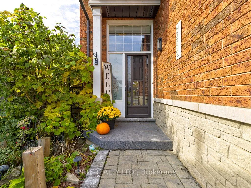 Photo 3 of 36 Kildonan Crescent, Hamilton, Waterdown — HOMEH