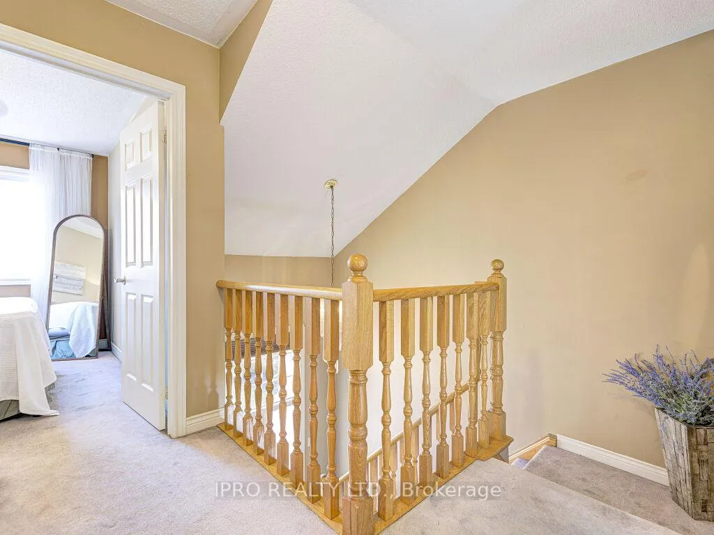 Photo 24 of 36 Kildonan Crescent, Hamilton, Waterdown — HOMEH