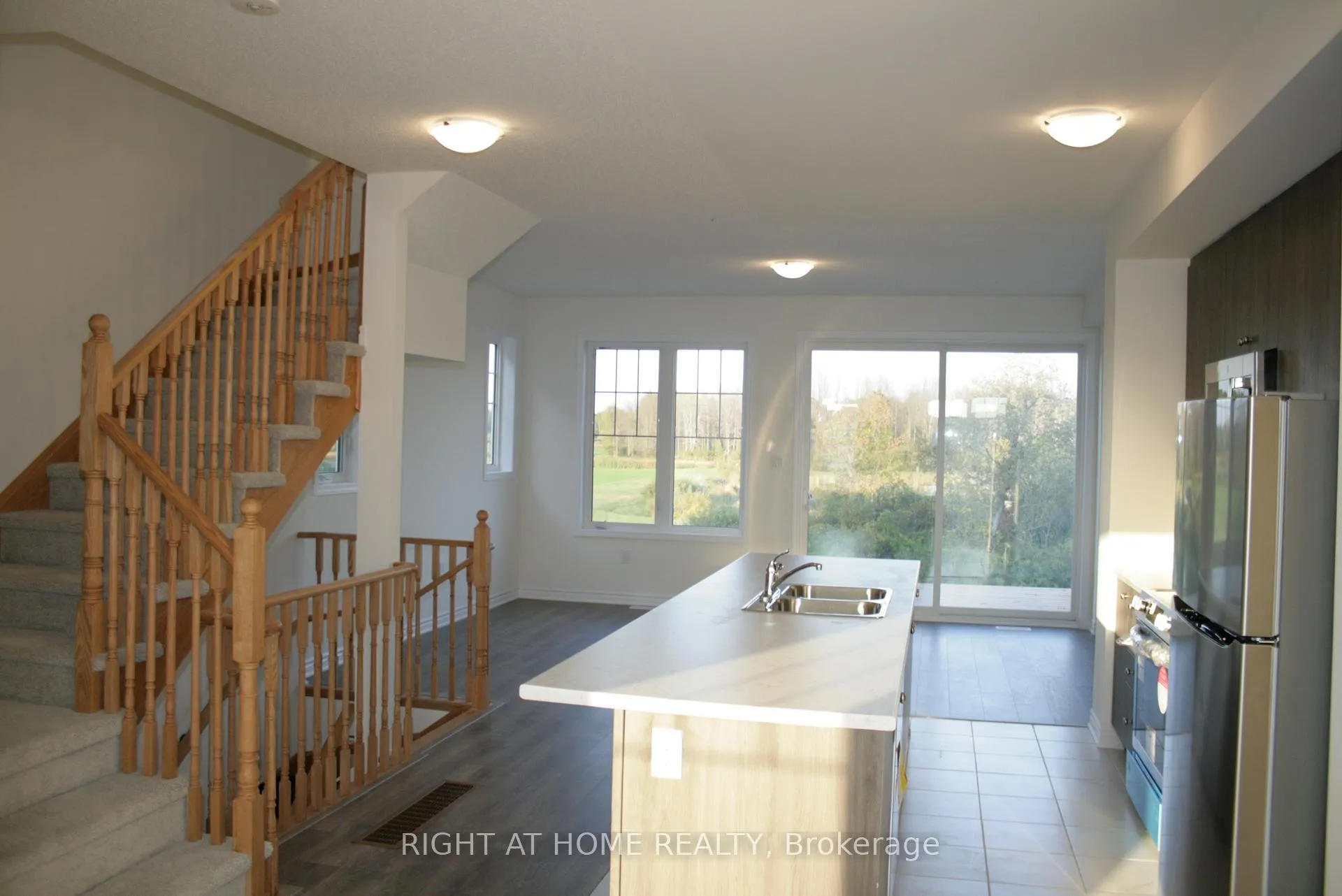 Photo 3 of 21 Sama Way, Wasaga Beach — HOMEH