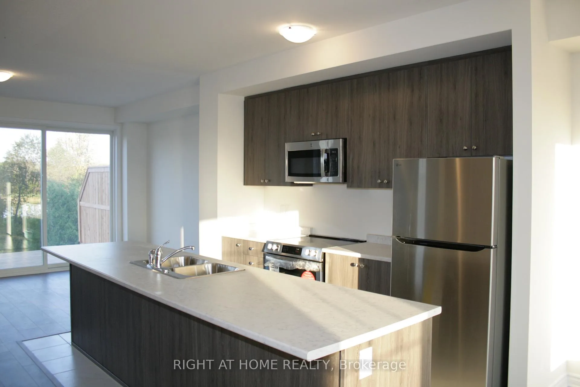 Photo 4 of 21 Sama Way, Wasaga Beach — HOMEH
