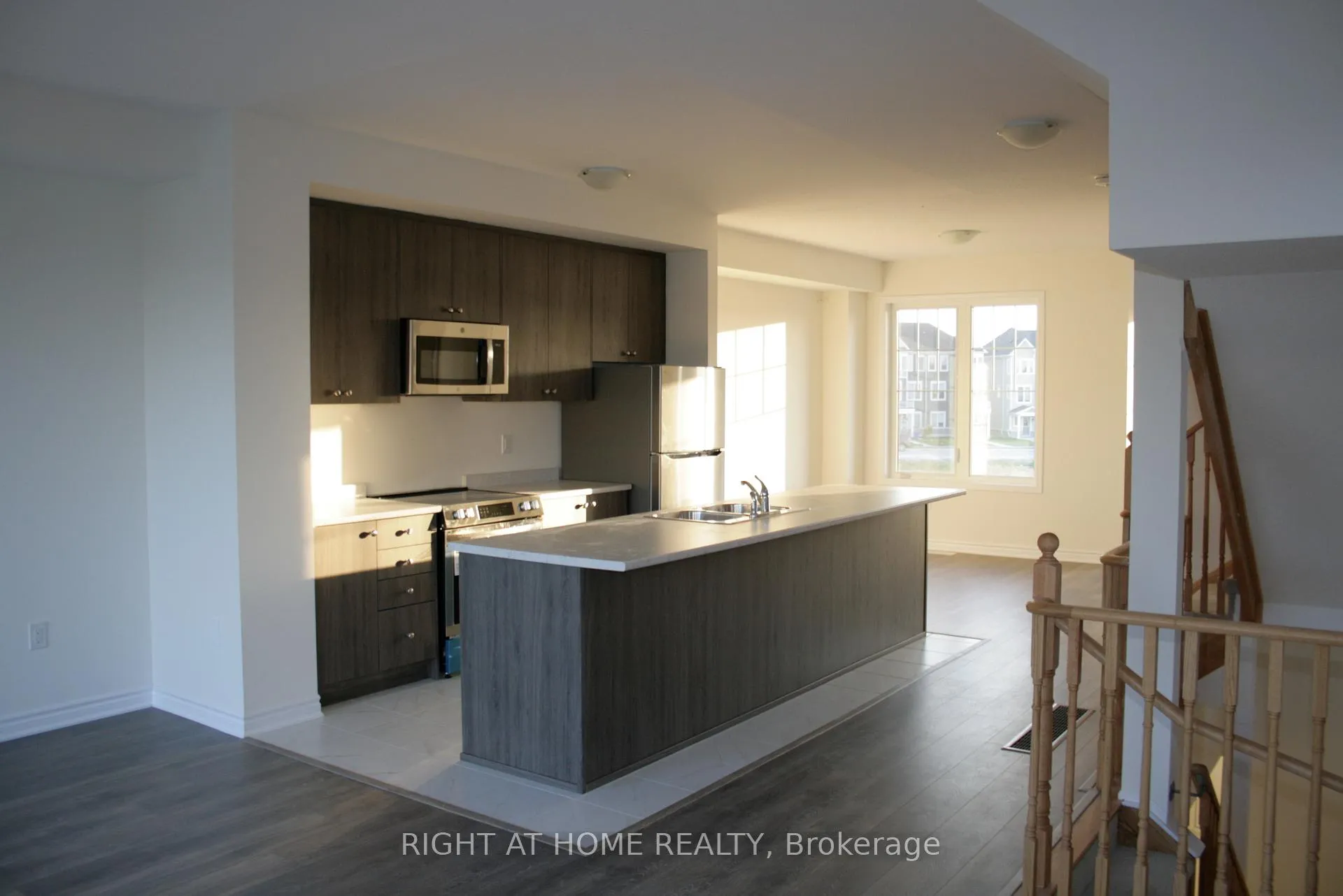 Photo 5 of 21 Sama Way, Wasaga Beach — HOMEH