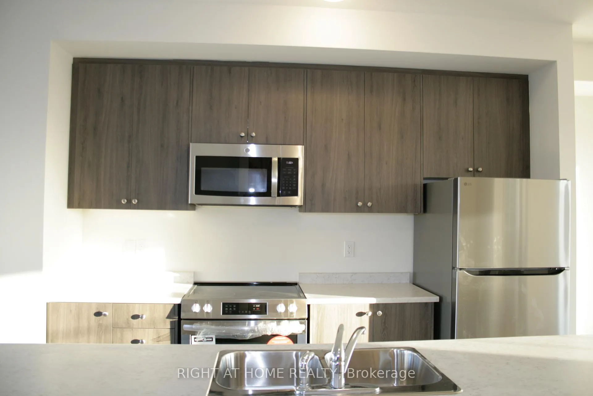 Photo 6 of 21 Sama Way, Wasaga Beach — HOMEH