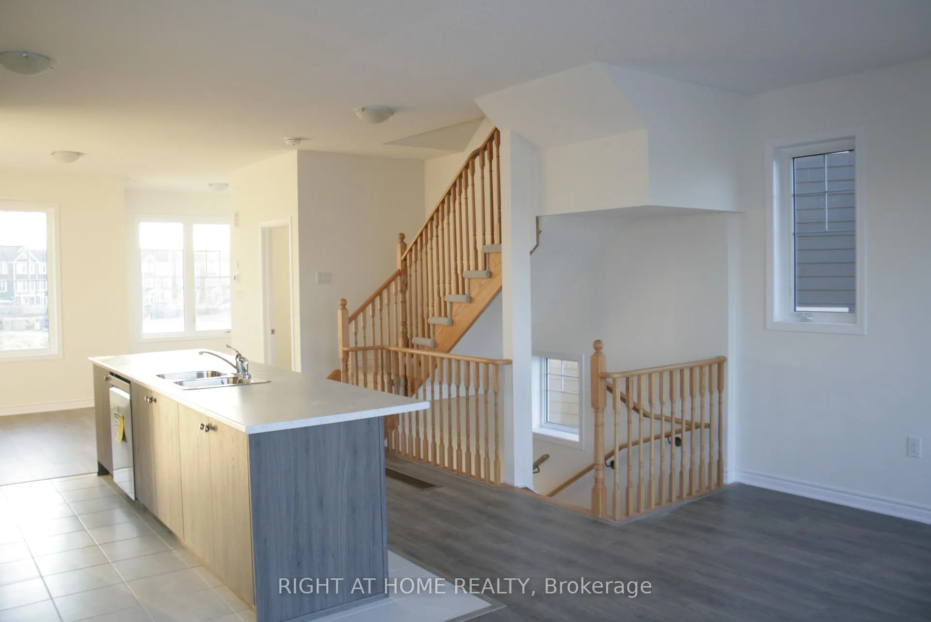 Photo 7 of 21 Sama Way, Wasaga Beach — HOMEH