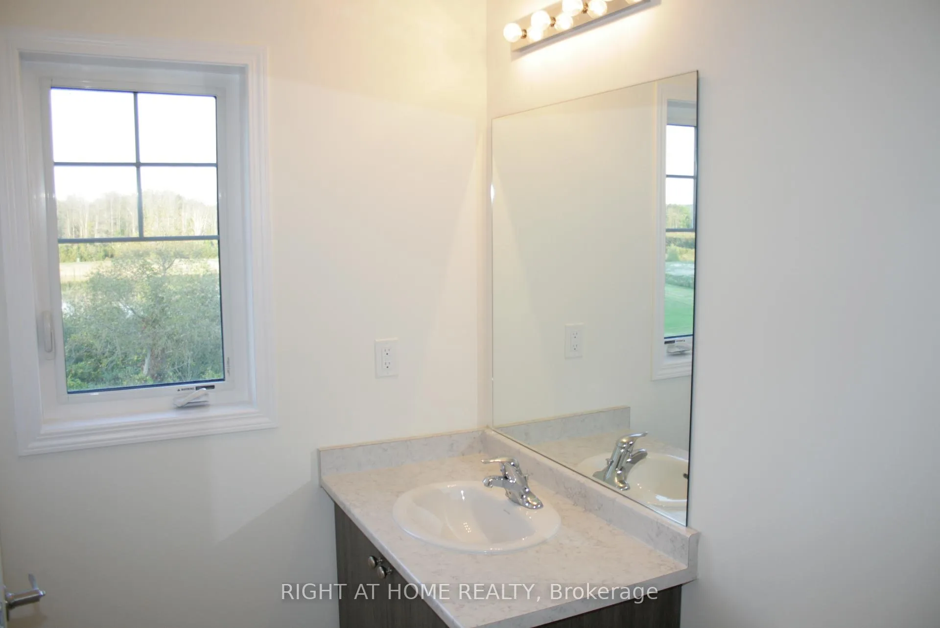 Photo 9 of 21 Sama Way, Wasaga Beach — HOMEH