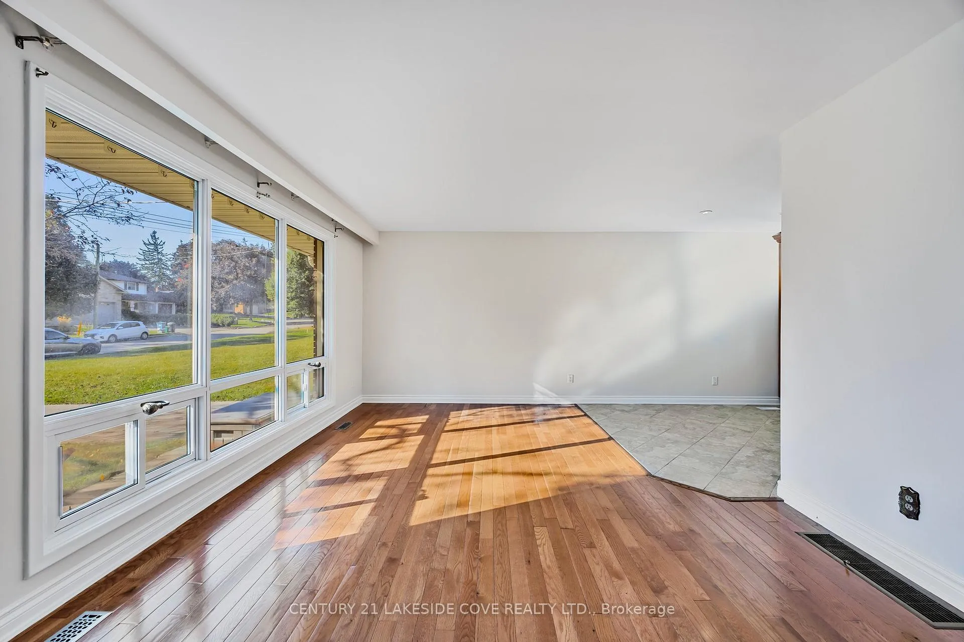 Photo 3 of 14 Ottaway Avenue, Barrie, Wellington — HOMEH