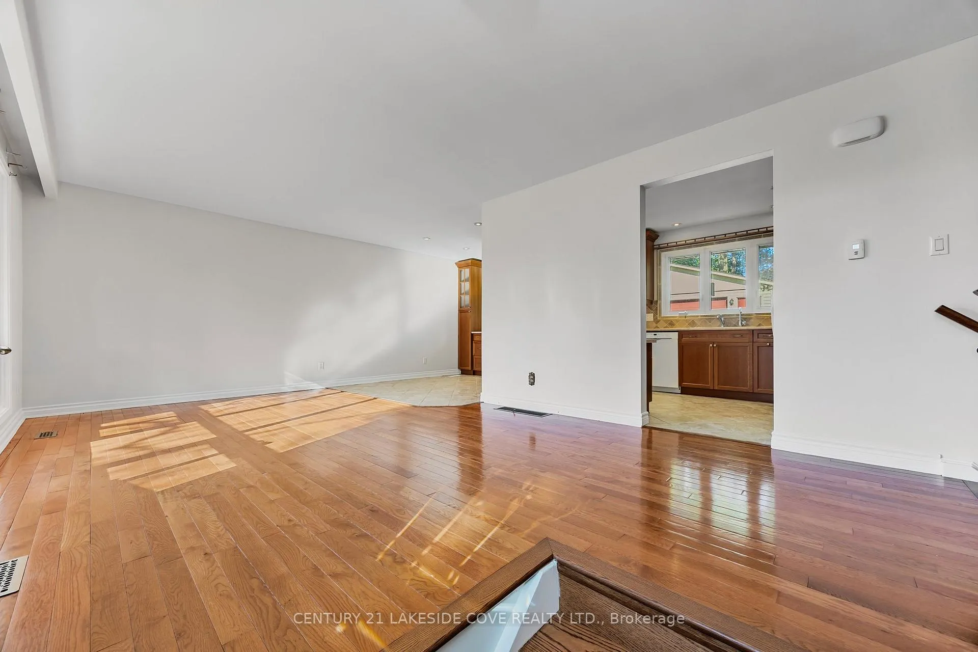 Photo 4 of 14 Ottaway Avenue, Barrie, Wellington — HOMEH