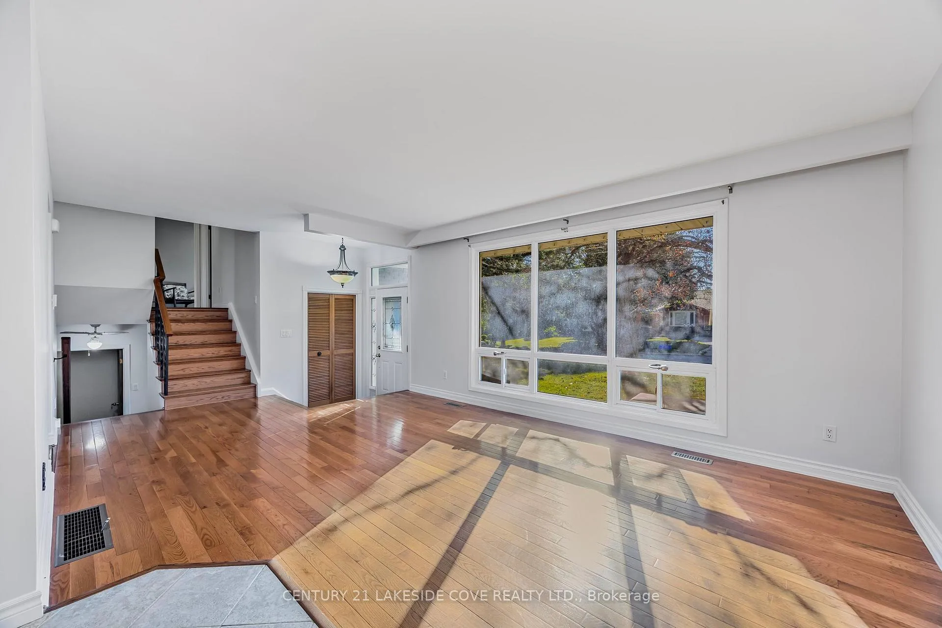 Photo 6 of 14 Ottaway Avenue, Barrie, Wellington — HOMEH