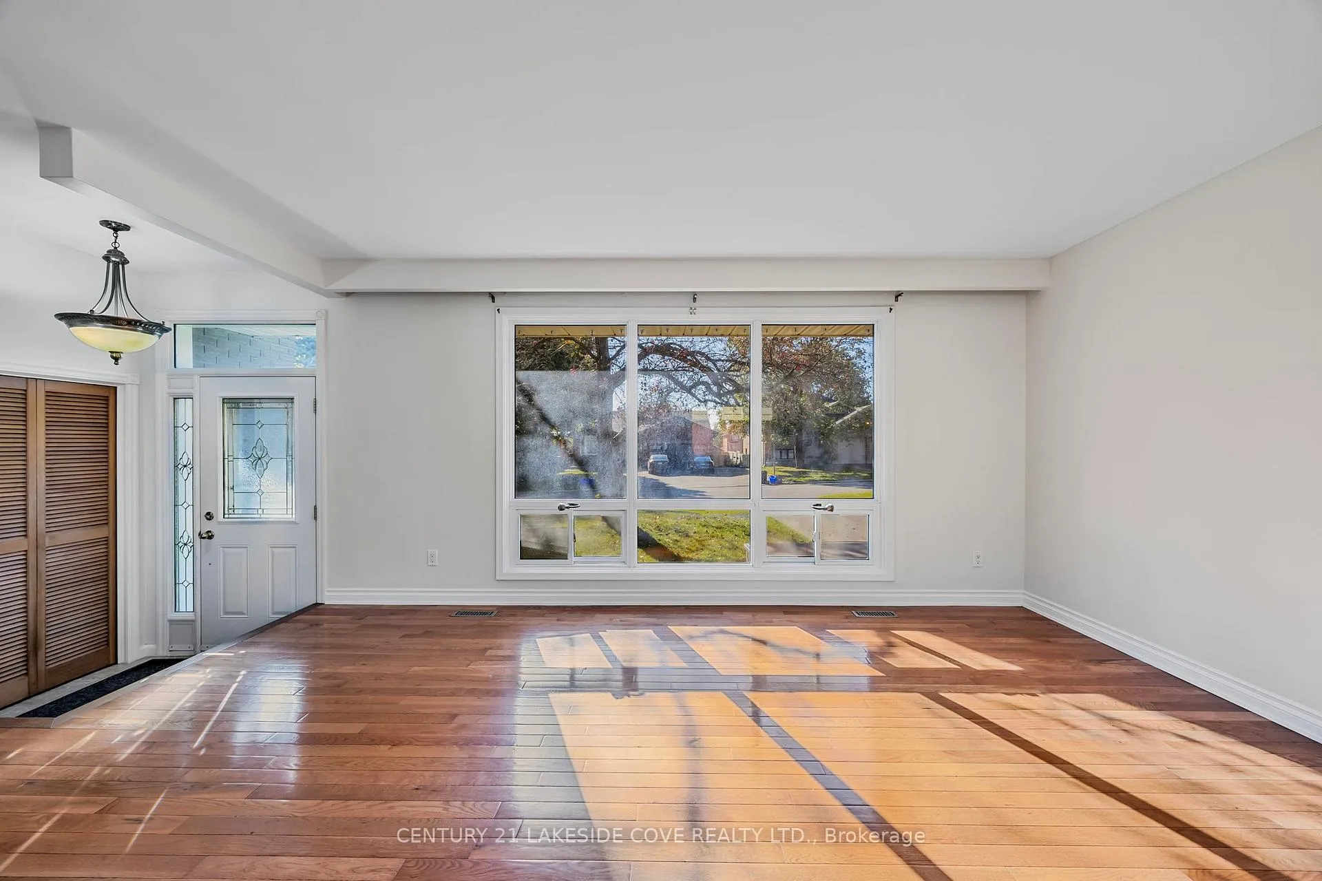 Photo 7 of 14 Ottaway Avenue, Barrie, Wellington — HOMEH