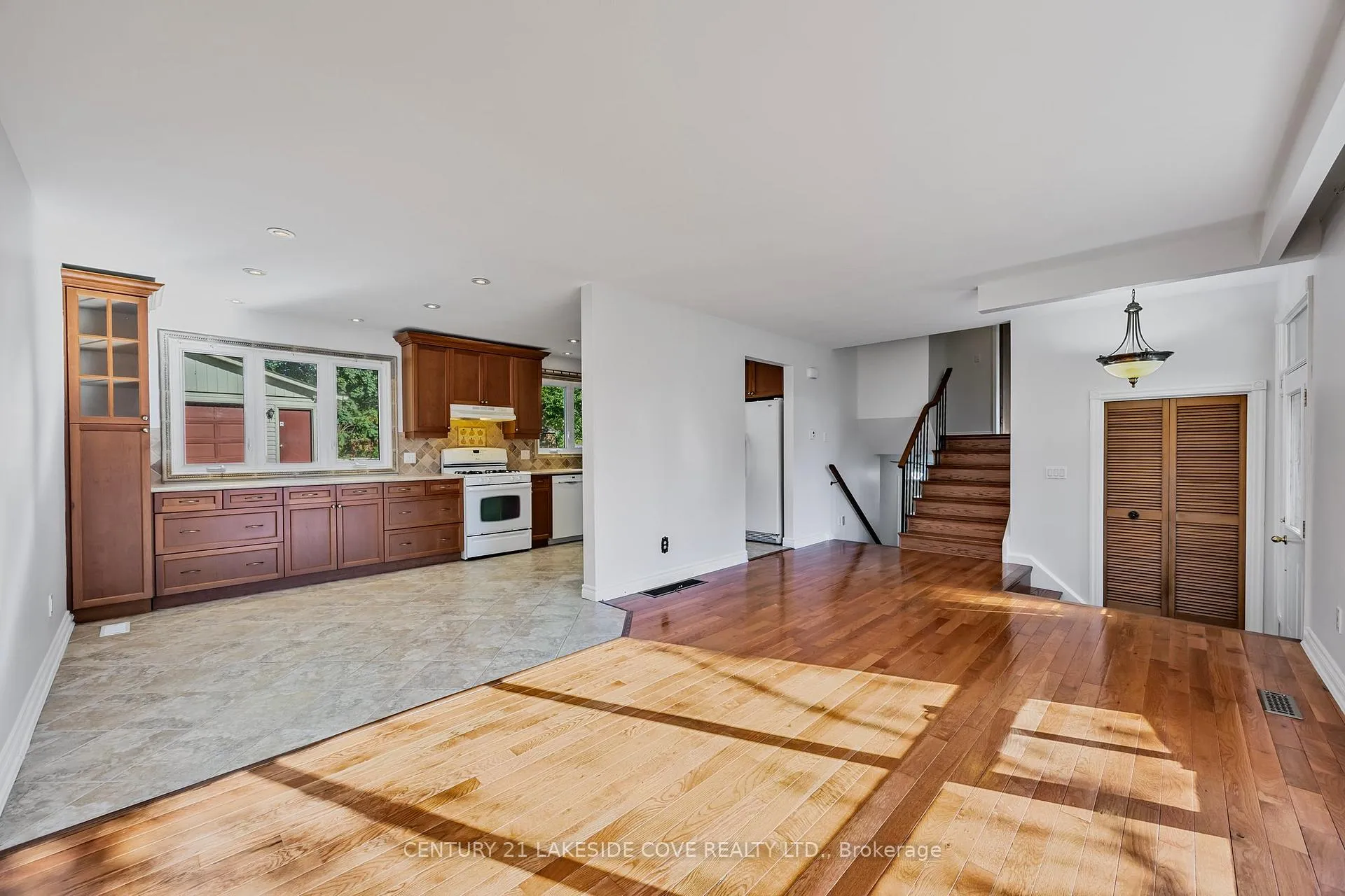 Photo 8 of 14 Ottaway Avenue, Barrie, Wellington — HOMEH