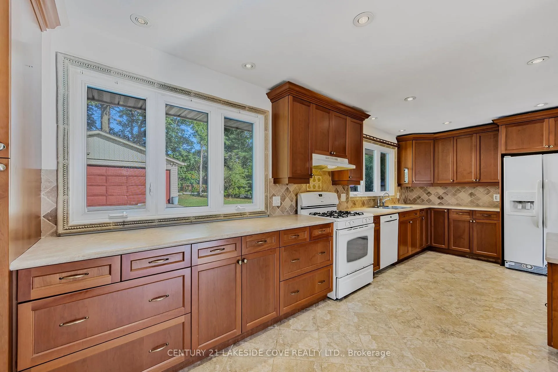 Photo 9 of 14 Ottaway Avenue, Barrie, Wellington — HOMEH