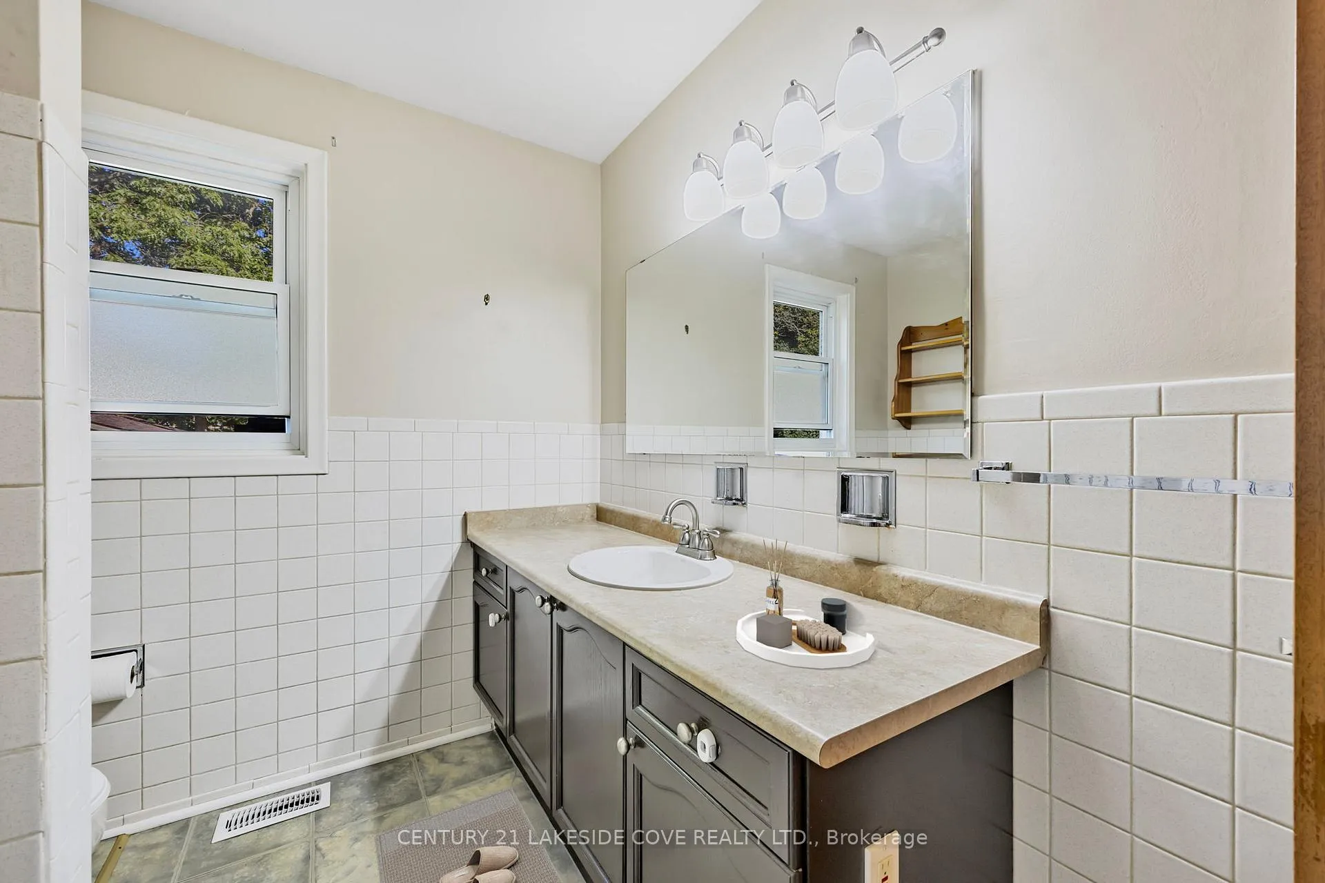 Photo 17 of 14 Ottaway Avenue, Barrie, Wellington — HOMEH