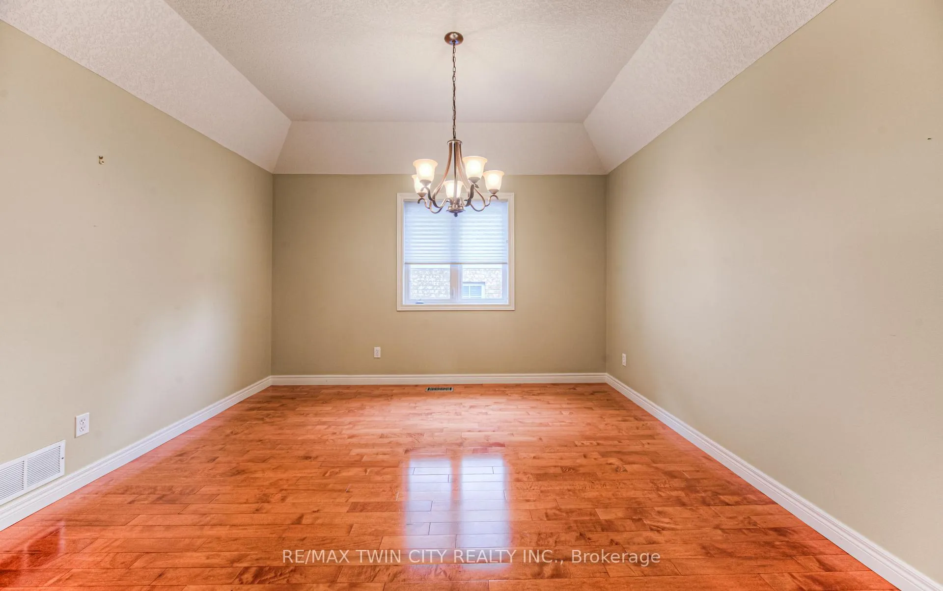 Photo 8 of 532 Birchleaf Walk E, Waterloo — HOMEH