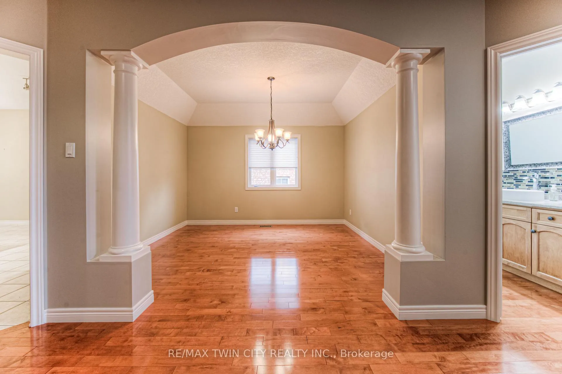 Photo 10 of 532 Birchleaf Walk E, Waterloo — HOMEH