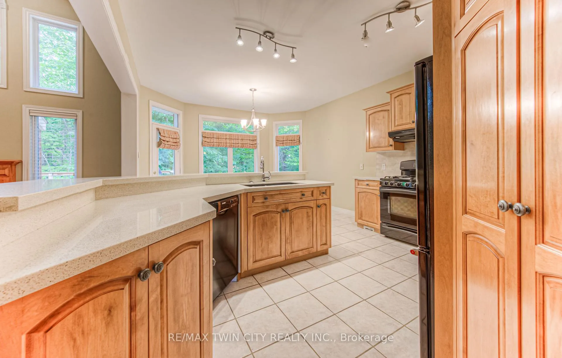 Photo 12 of 532 Birchleaf Walk E, Waterloo — HOMEH